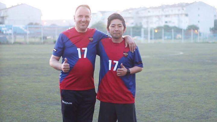 FKアドリアの監督を務めるページャ氏(左)とGMの大迫氏(右)