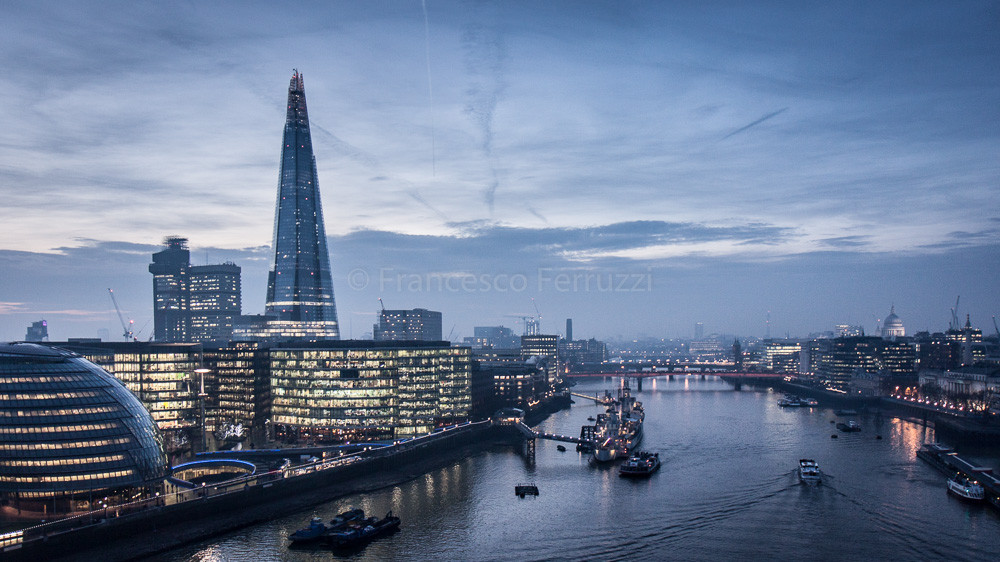 Londra: Vista sul Tamigi da Tower Bridge [London: view on Tamigi from Tower Bridge]