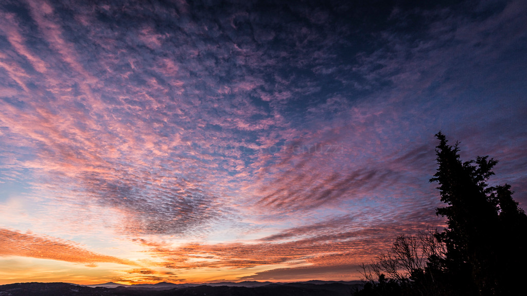 tramonto sulla città di gubbio  Perugia