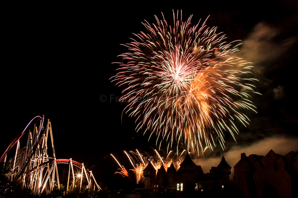 Caput Lucis: il campionato di fuochi d'artificio al parco divertimenti Rainbow Magic Land