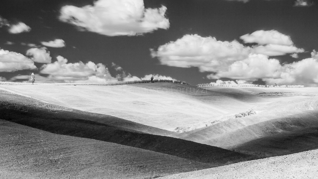 paesaggio della Val d'Orcia - Toscana - in infrarosso