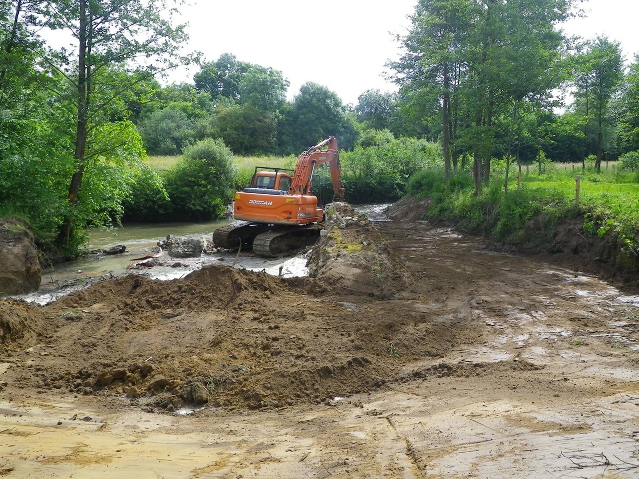 Rebouchage de l'amon du bief et retalutage des berges