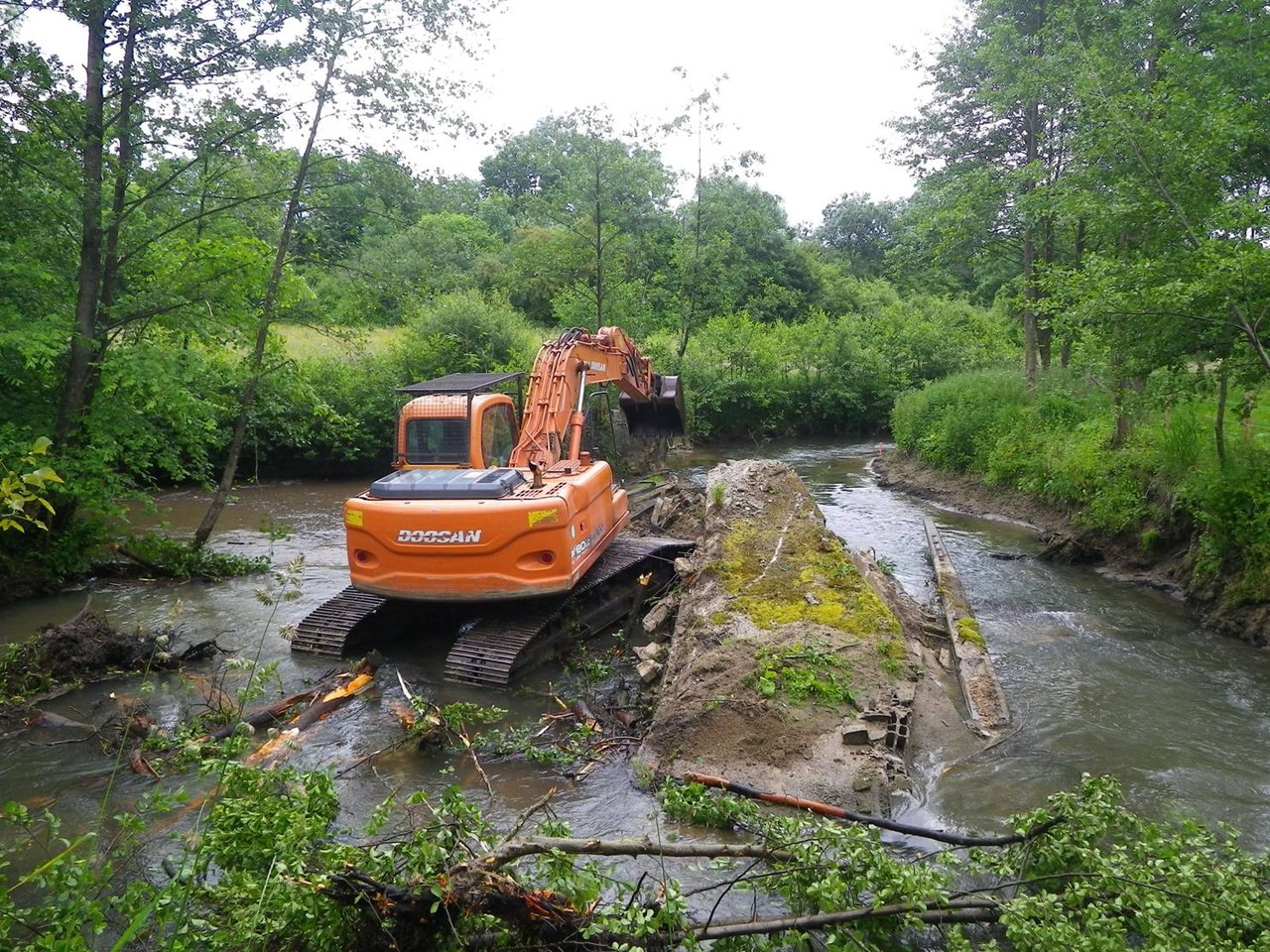 création d'une rampe d'accès jusqu'à l'ouvrage à l'aide de gravats