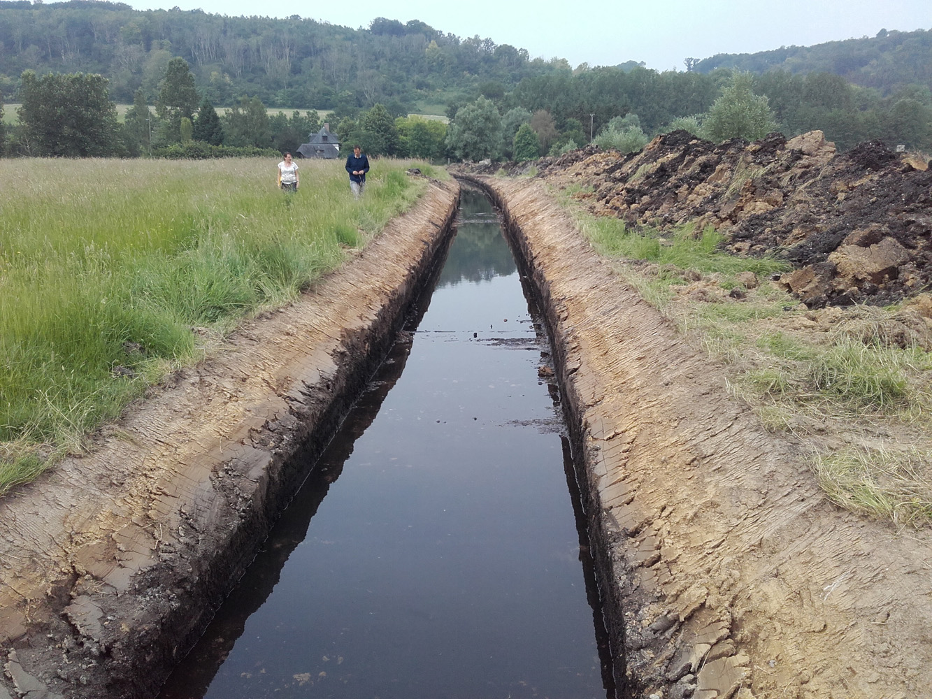 Terrassement d'un fossé provisoire à l'aval du moulin