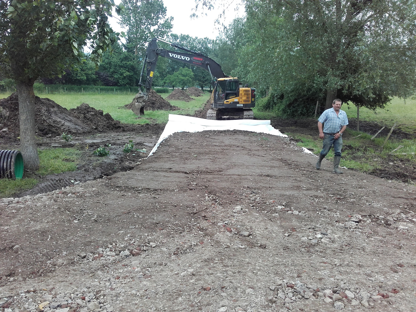 Création de la piste d'accès au chantier.