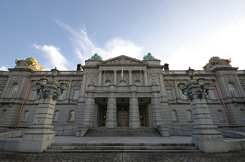 Detalle de la parte central en la fachada principal del Palacio.