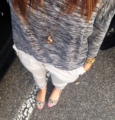 Hose: Zebra Fashion / Kette: H&M / Top: Vero Moda / Schuhen: Venturini