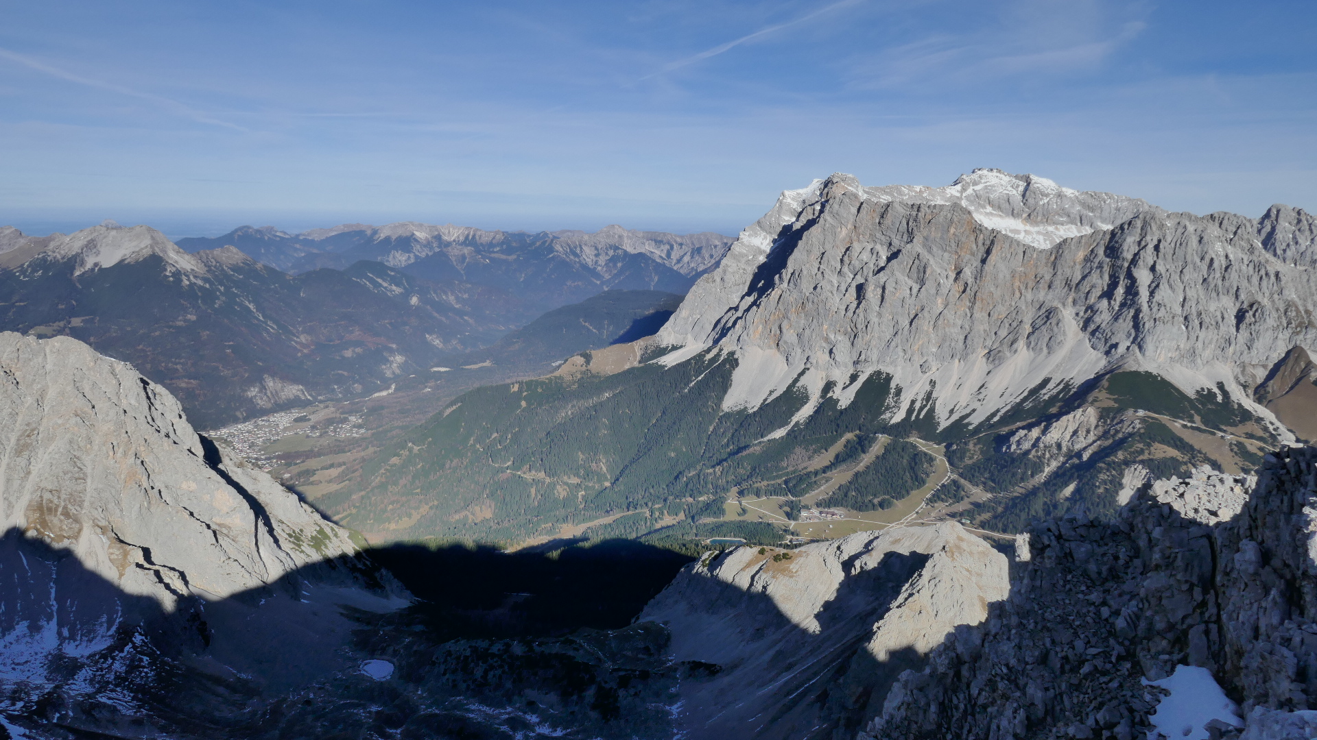 Zugspitze und Ehrwalder Becken, im Vordergrund Brendlkar mit Tajaköpfen und Igelskopf