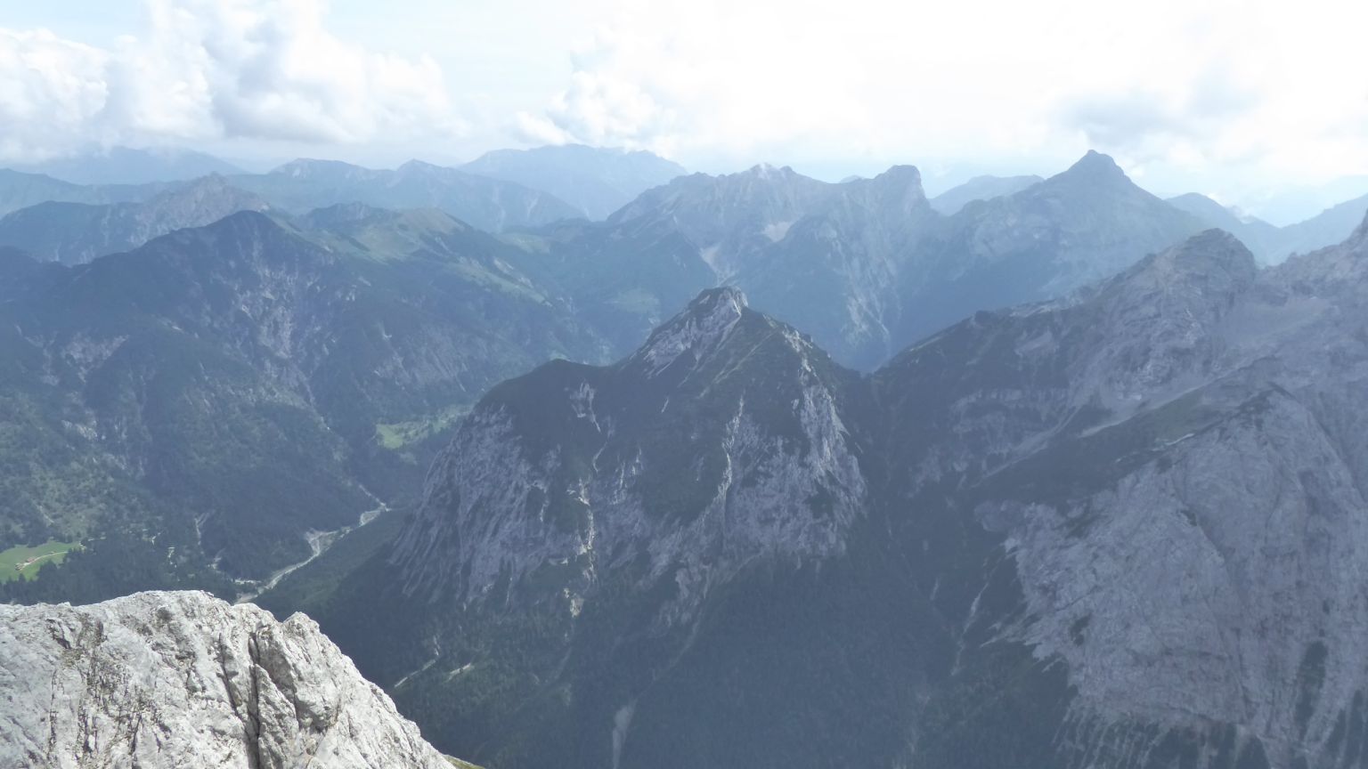 Links Vorkarwendel, rechts Sonnjoch