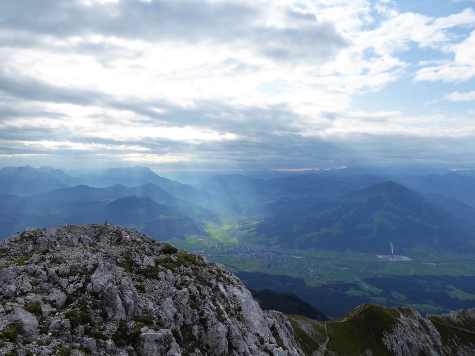 Im Osten St. Johann, links Loferer & Leoganger Steinberge, rechts Kitzbüheler Horn