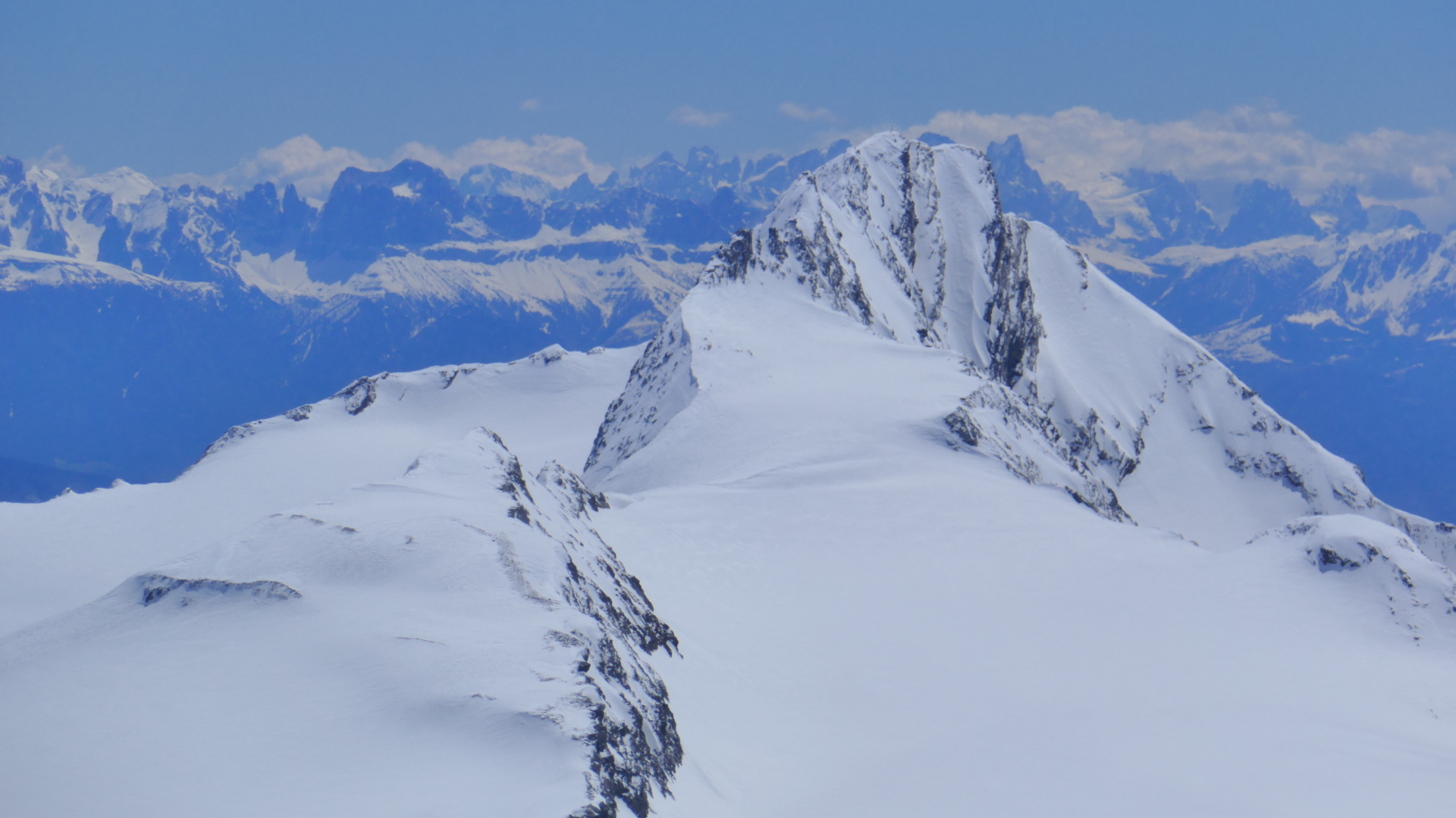 Hochwilde exakt vor Pala-Gruppe, links Rosengarten