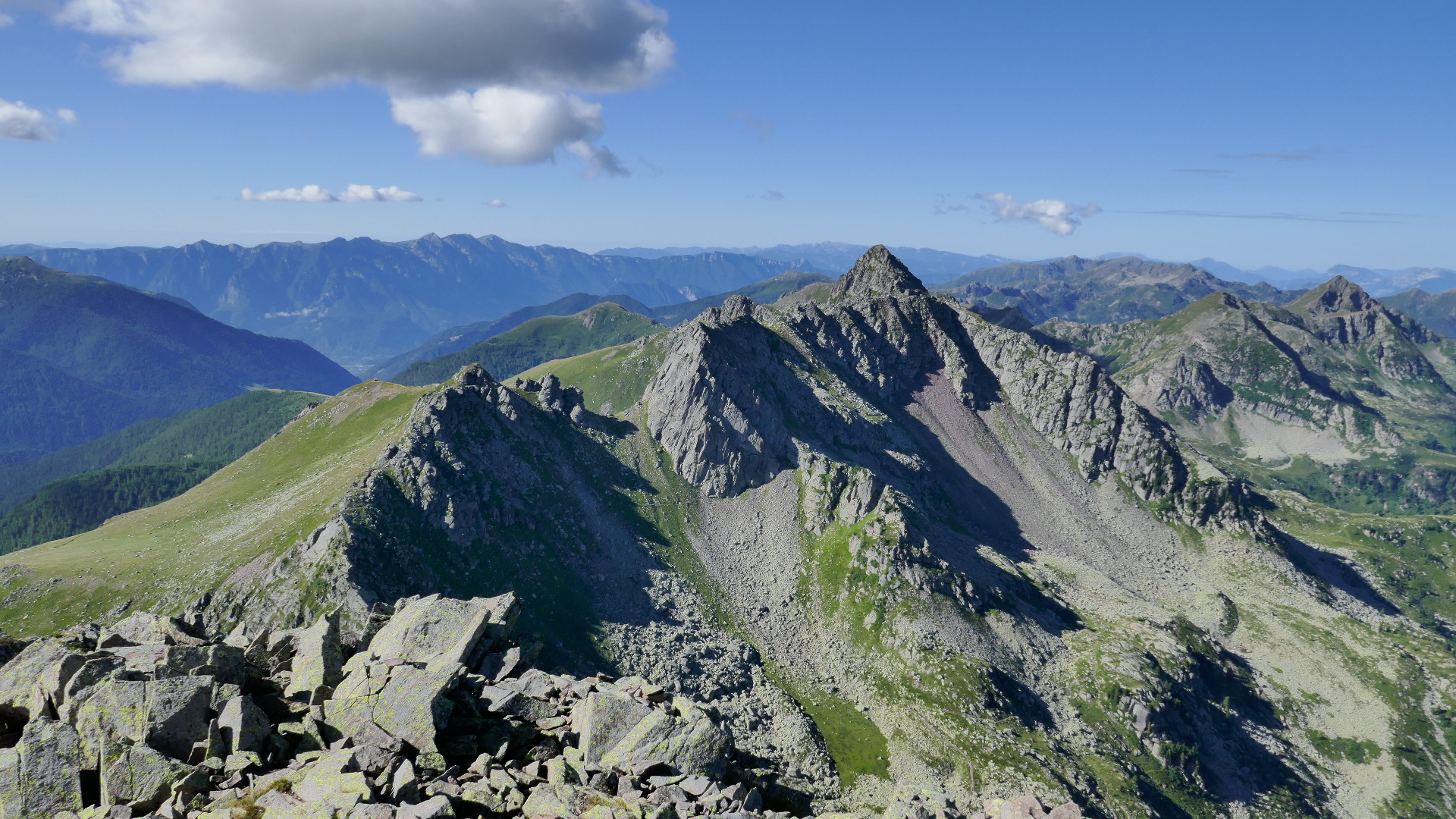 Links Cima Dodici, Höchster der Vizentiner Alpen, geradeaus die Lagoraikette Richtung Westen
