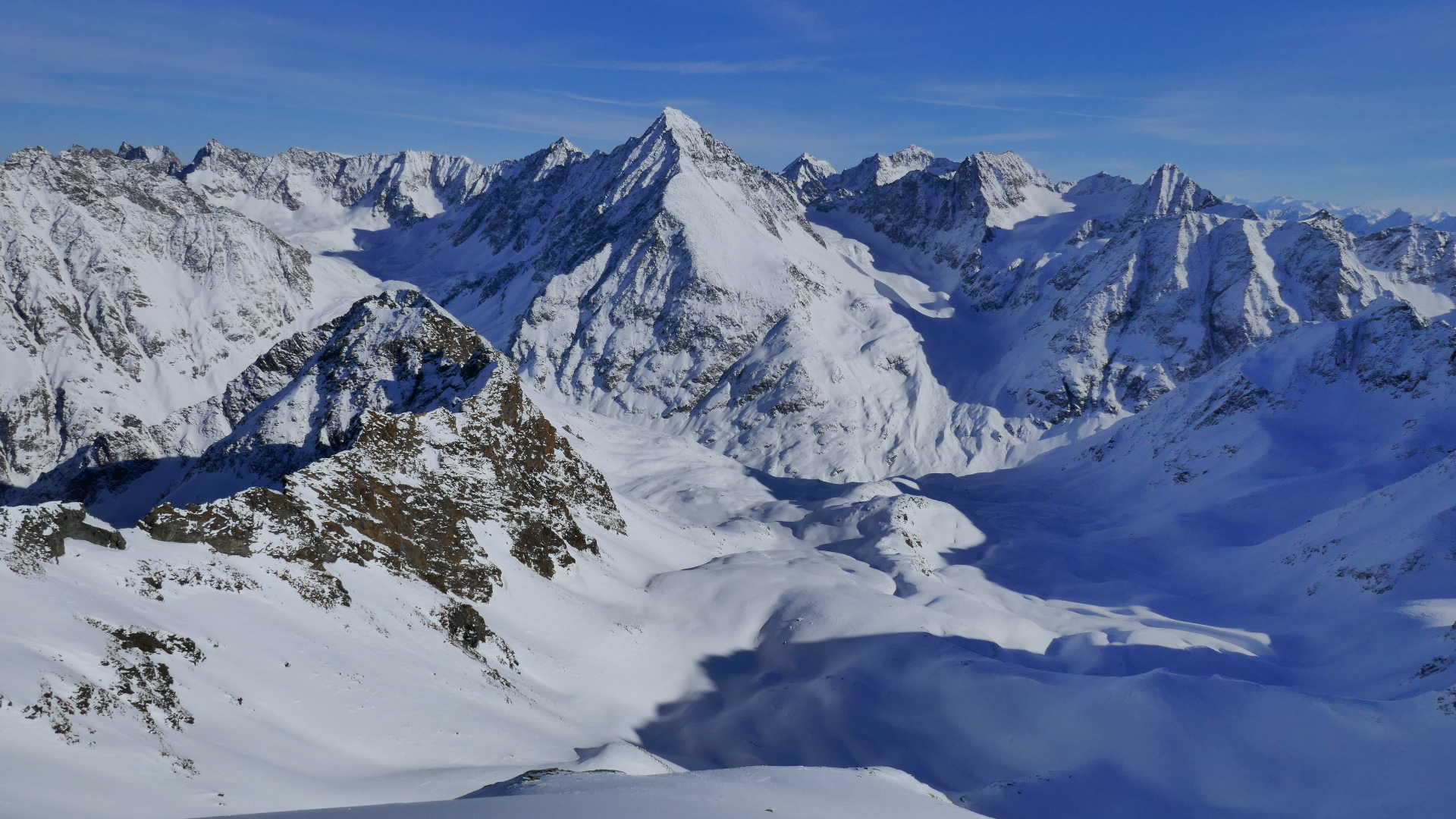 Tiefblick ins Rosskar, dahinter Schrankogel