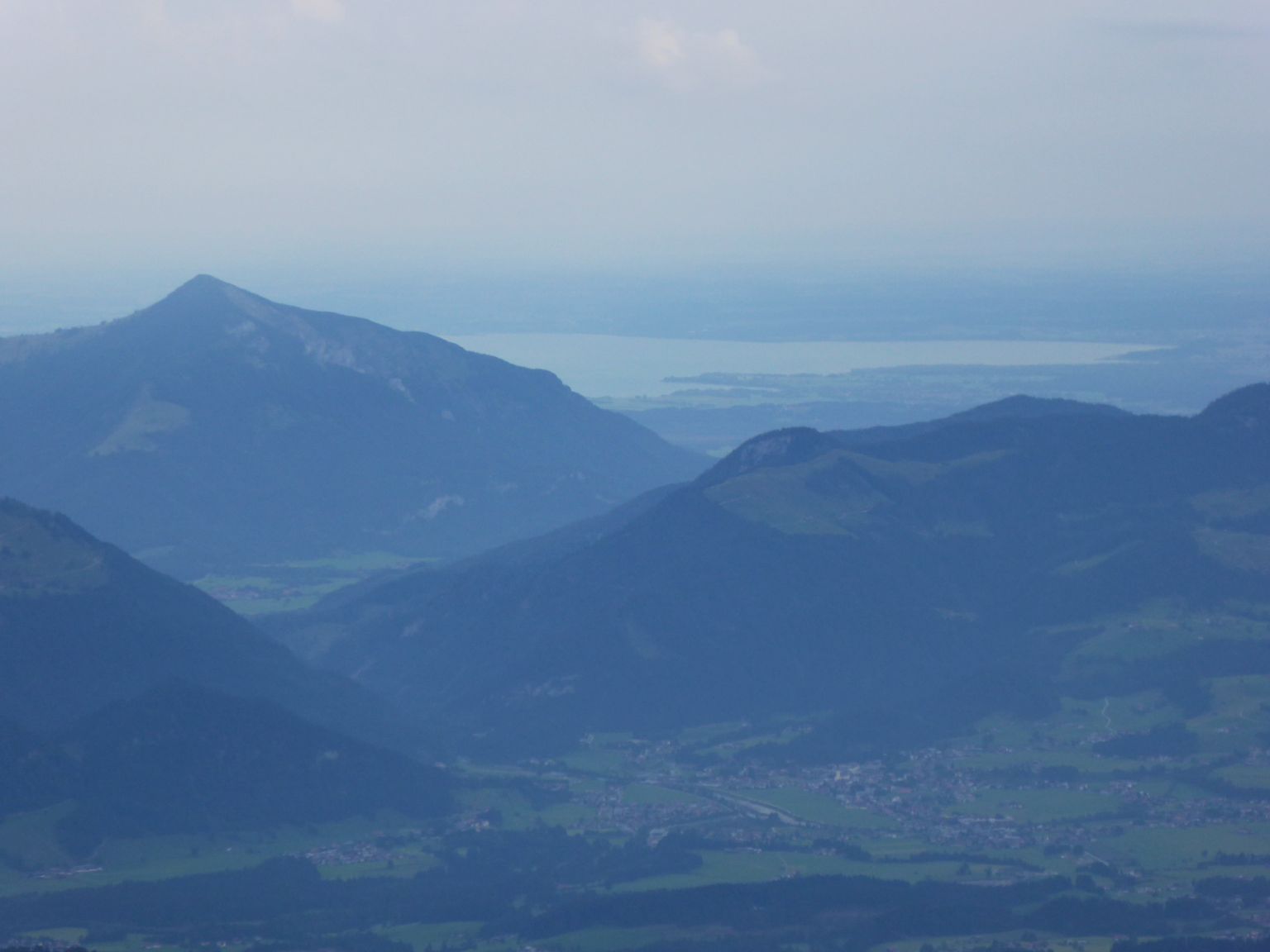 Chiemsee, links die Hochplatte