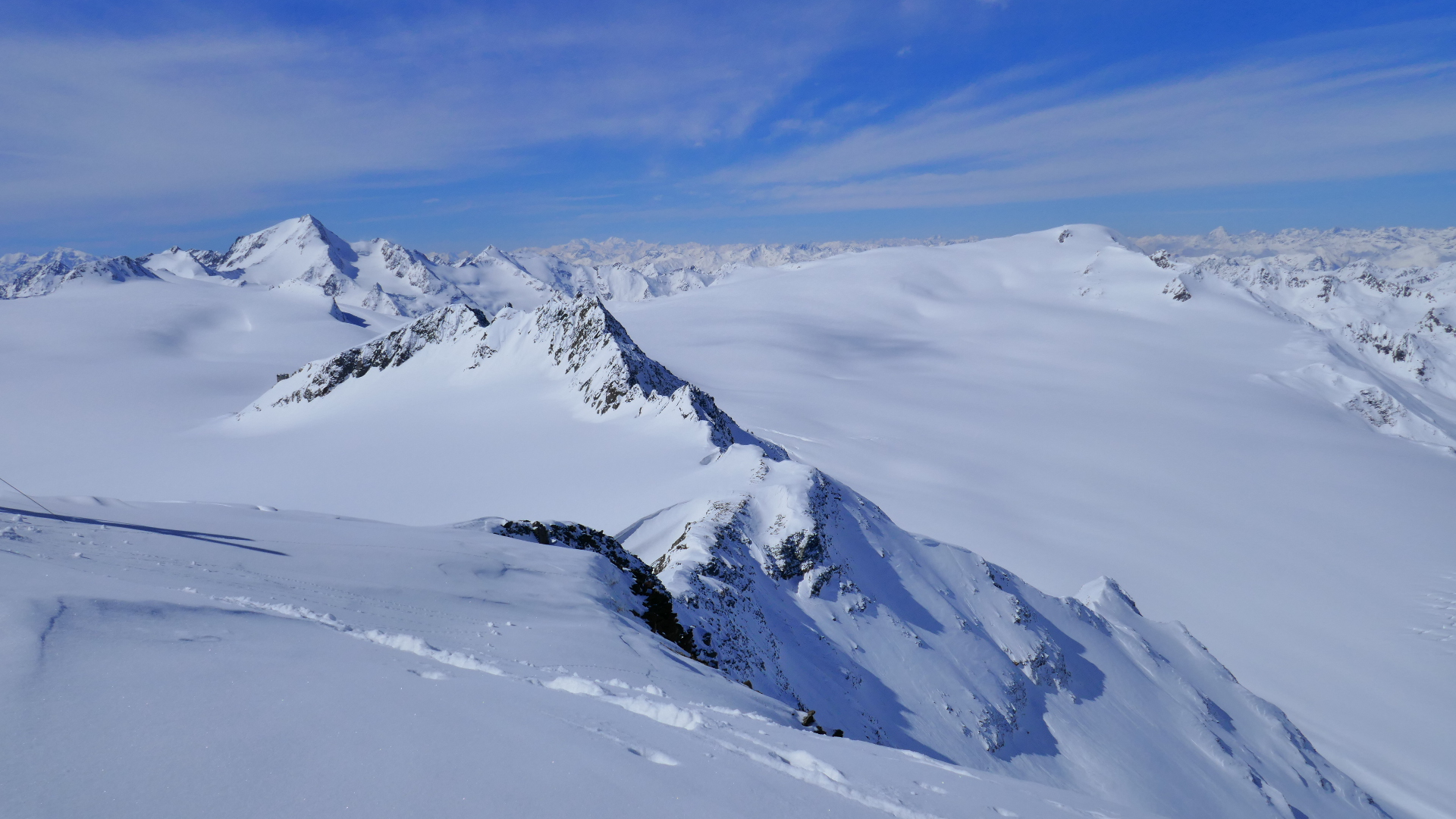 Ehrich- und Dahmannspitzen inmitten der Gletscherweiten, rechts Weißseespitze