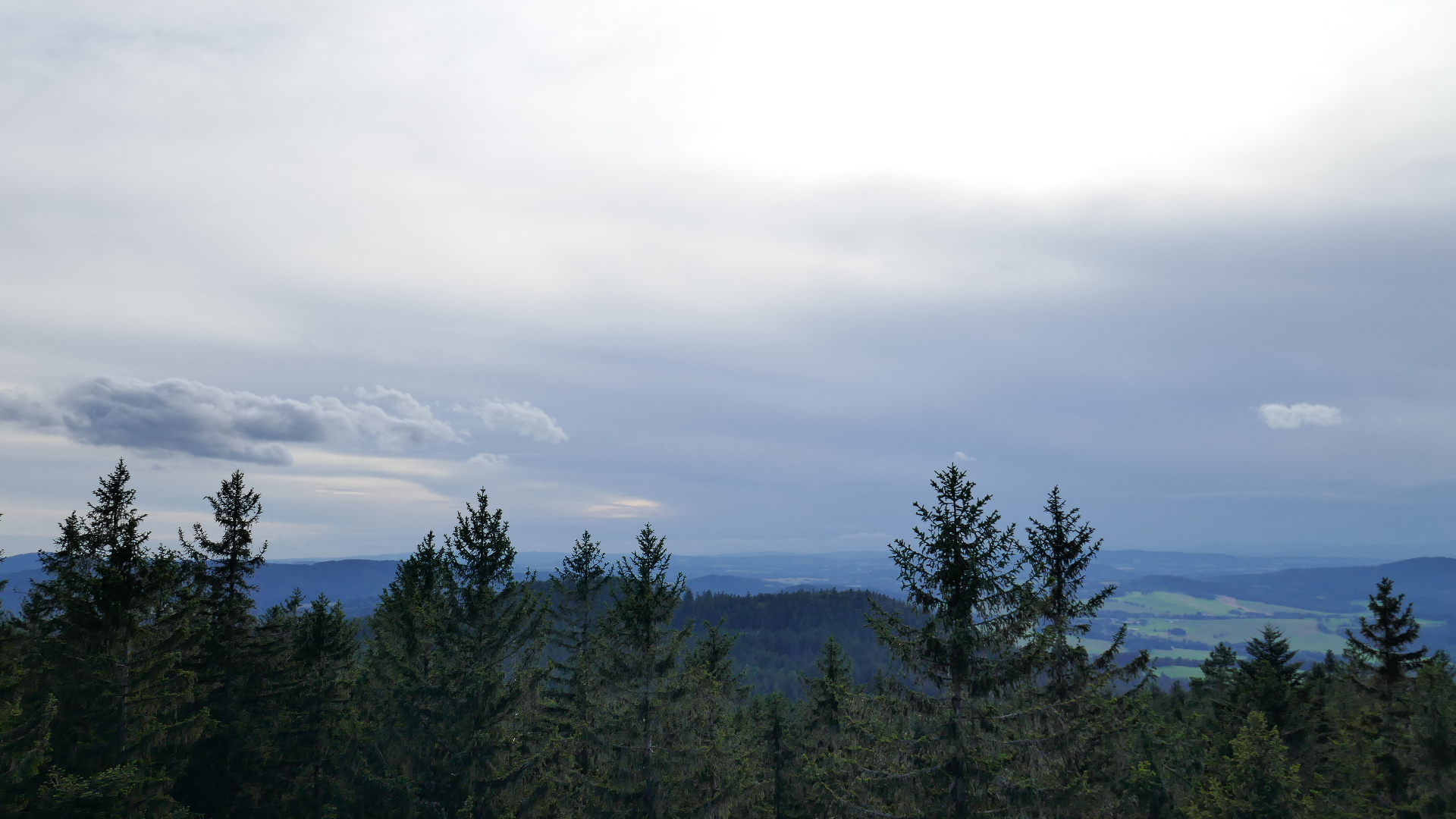 Weitblick mit Gewitterwolken nach Westen, in Richtung Hochficht & Plöckenstein