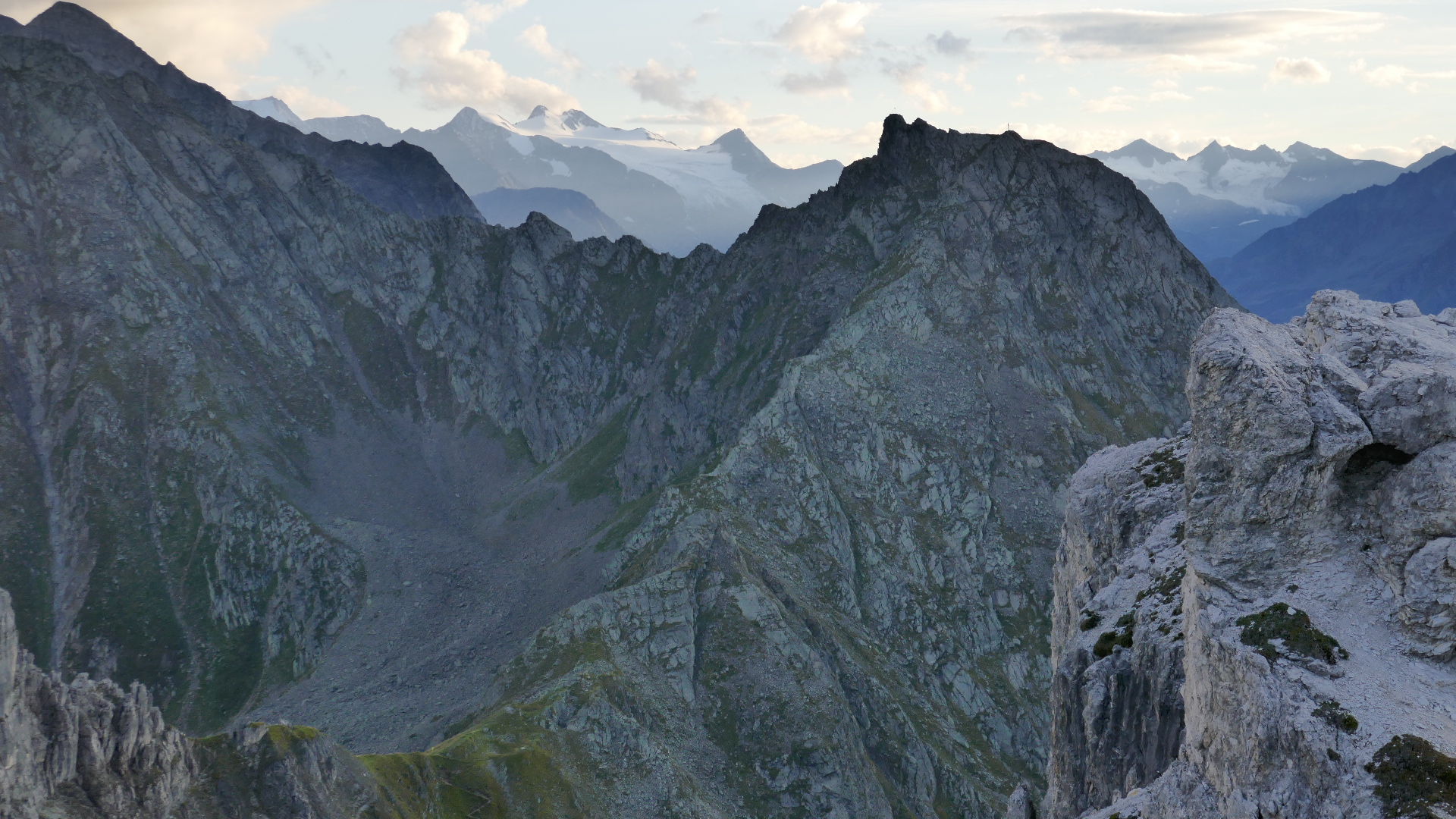 Zwölferspitze vor Stubaier Hauptkamm