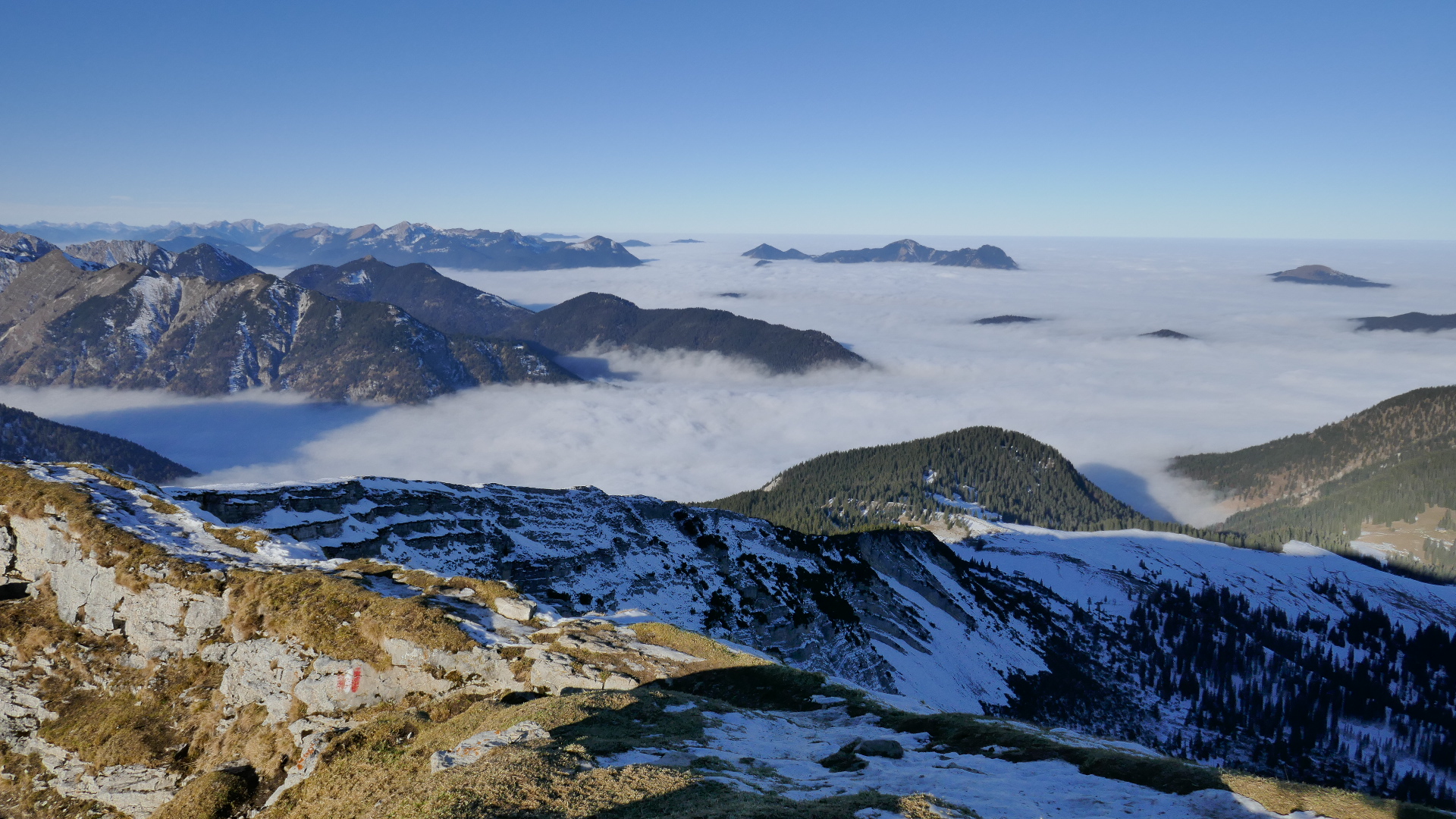 Nach Nordwesten Richtung Estergebirge, halbrechts schauen Heimgarten und Herzogstand heraus, ganz rechts der Jochberg