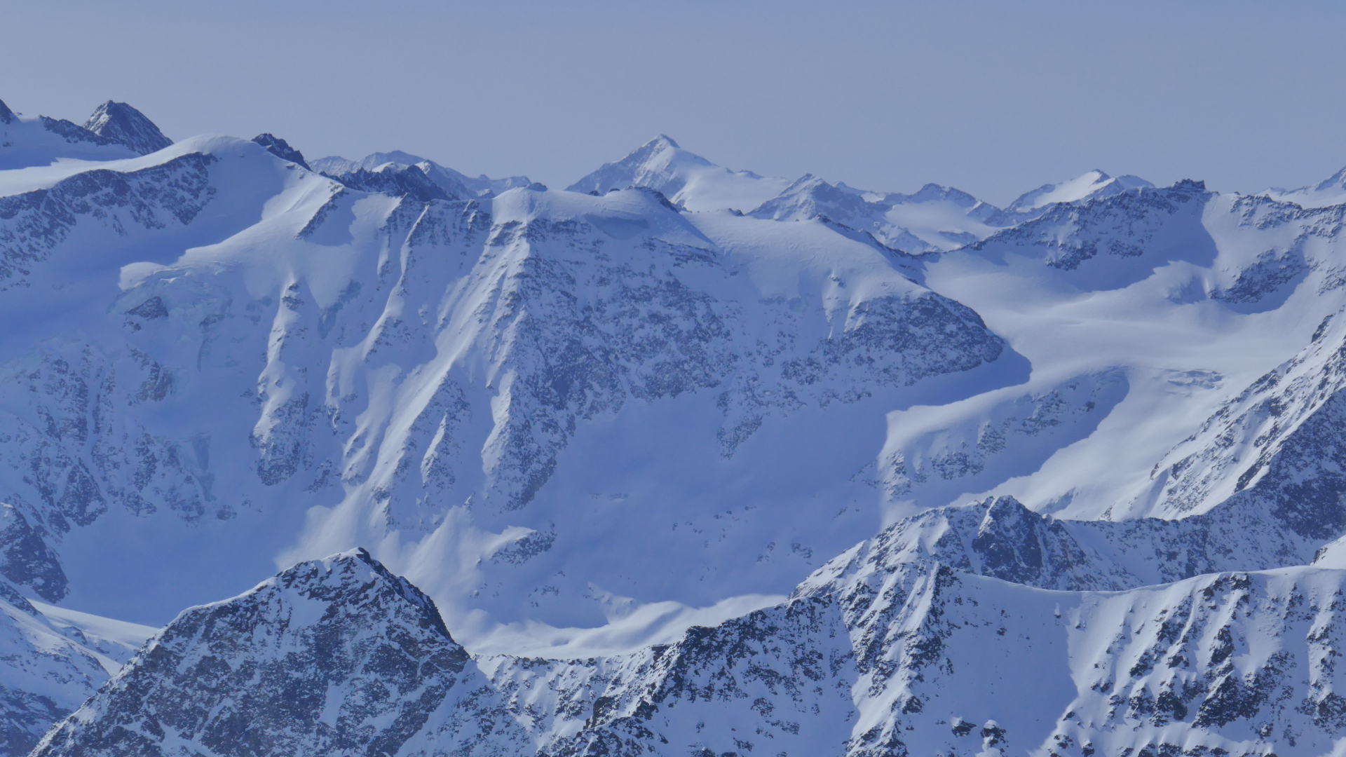 Zentral im Hintergrund der Similaun, links Petersenspitze, rechts Hauslabkogel