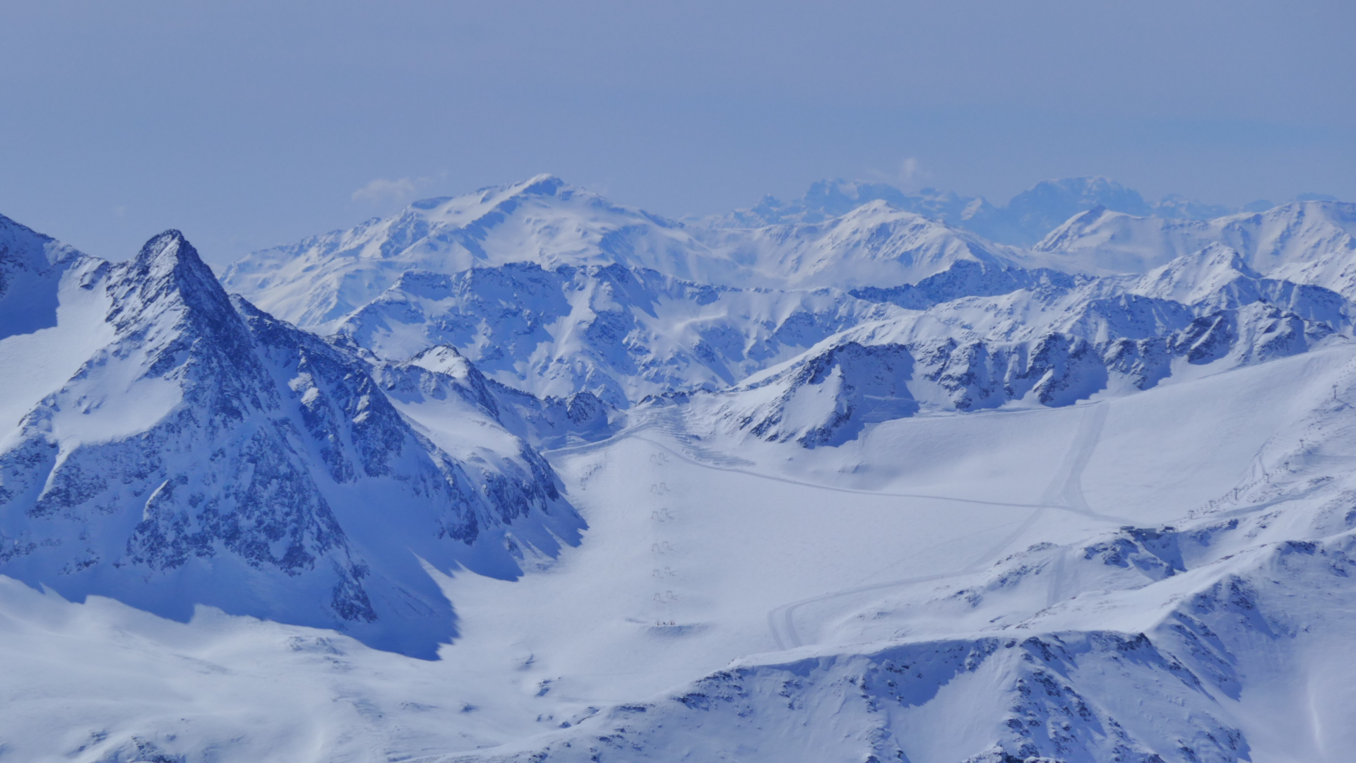 Schnalstaler Gletscher im Vordergrund, dahinter Hasenöhrl in den Ortleralpen und am Horizont die Brenta