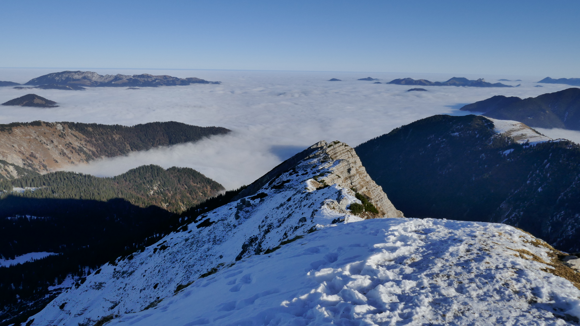 Nordostgrat mit Oberem Lichteck, links am Horizont Benediktenwand