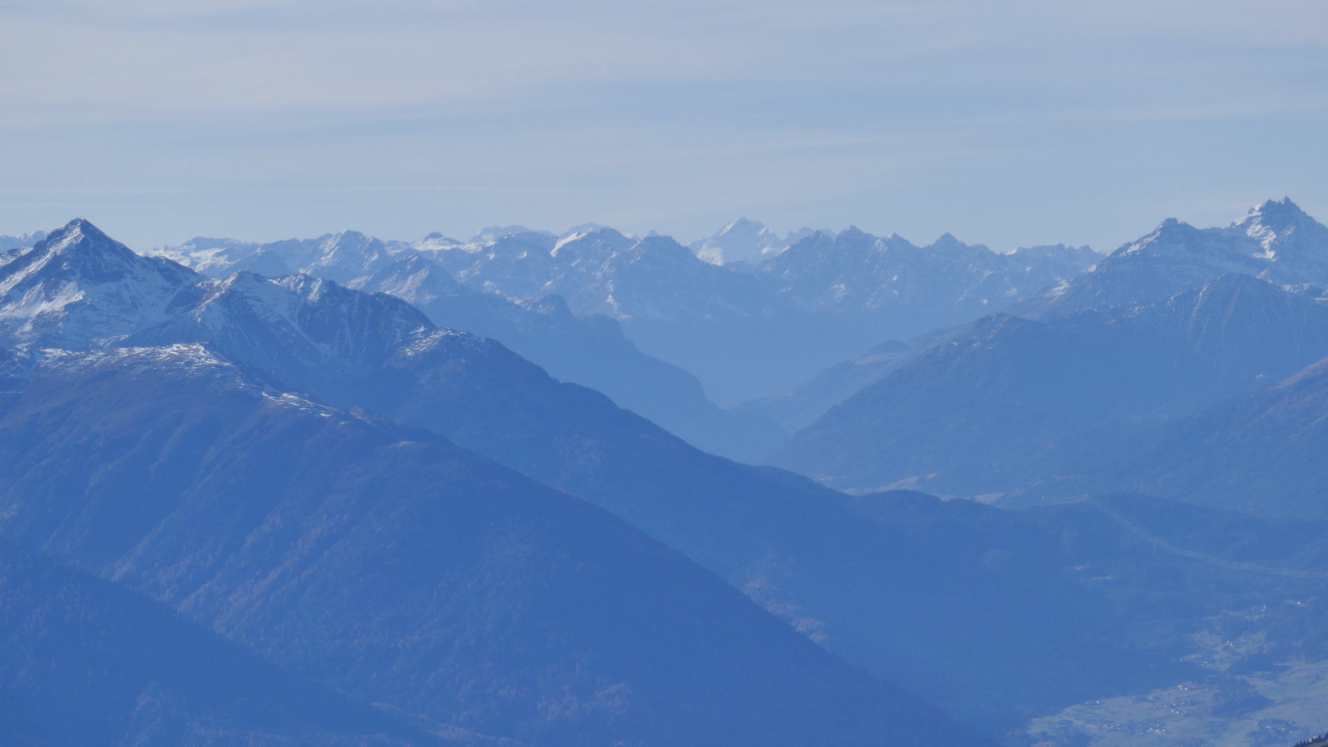In Bildmitte die 135km entfernte Bernina
