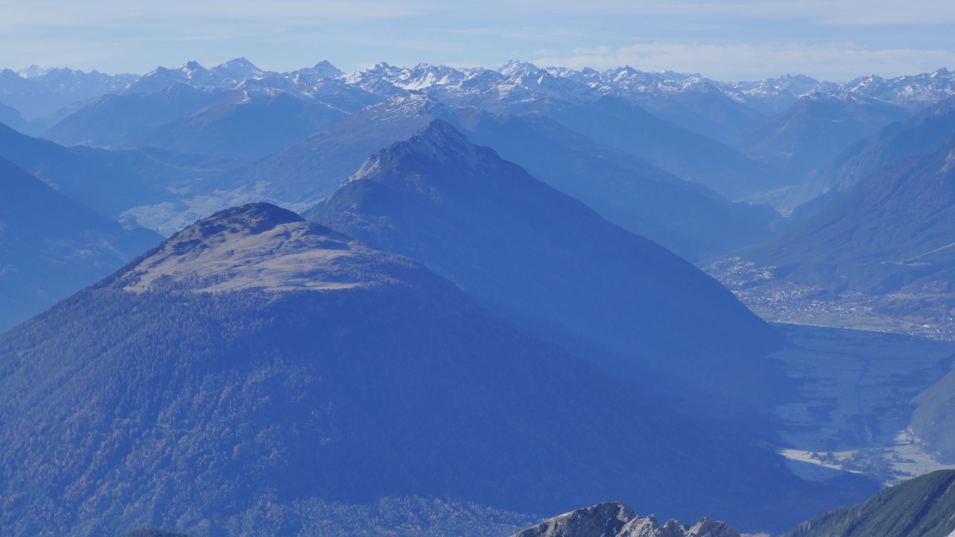 Simmering und Tschirgant, dahinter Samnaun und Verwall