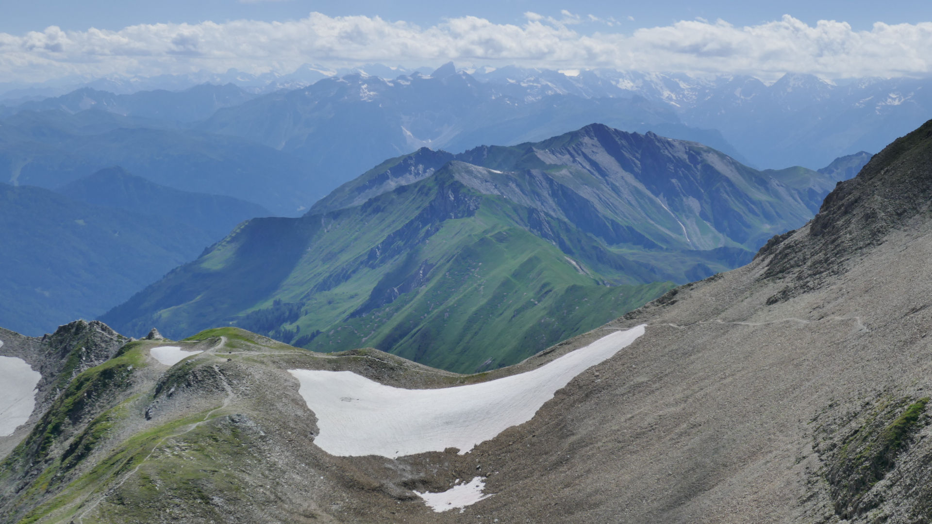 Seitenkamm mit Hoher Warte, Scheibenspitze und Schafseitenspitze, dahinter Wipptal und Stubaier