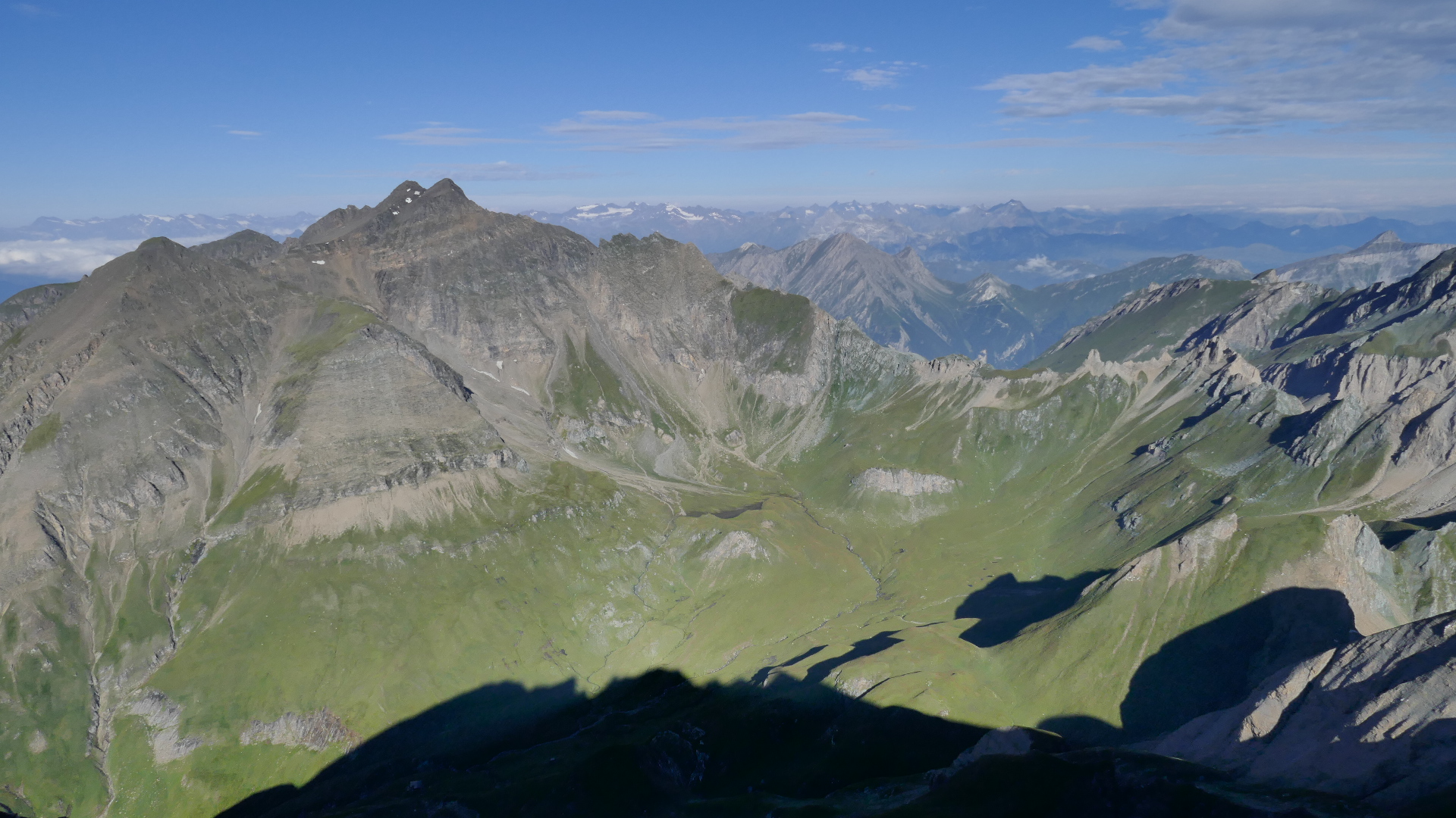 Im Westen die Kreuzspitze, im Schatten unten die Brixner Hütte