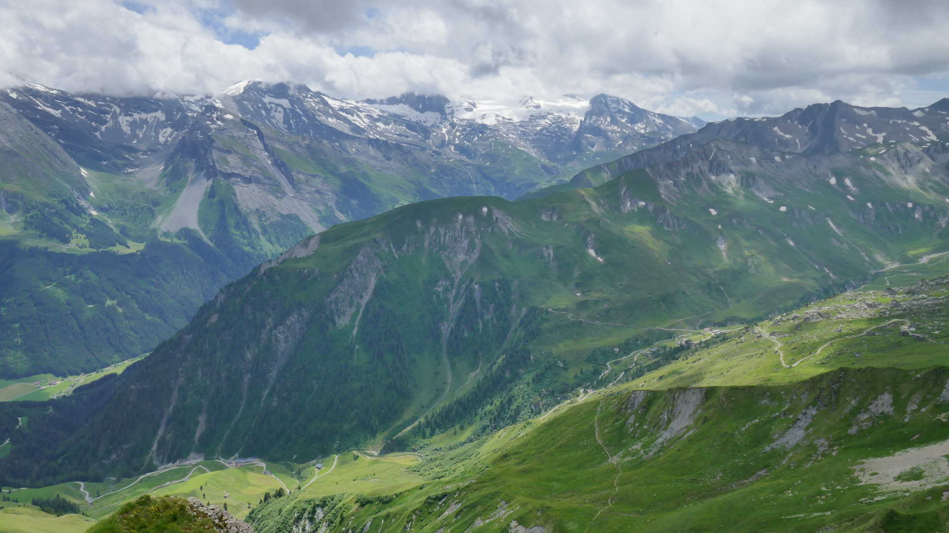 Über das Junstal zum Madseitberg, dahinter der Hintertuxer Gletscher