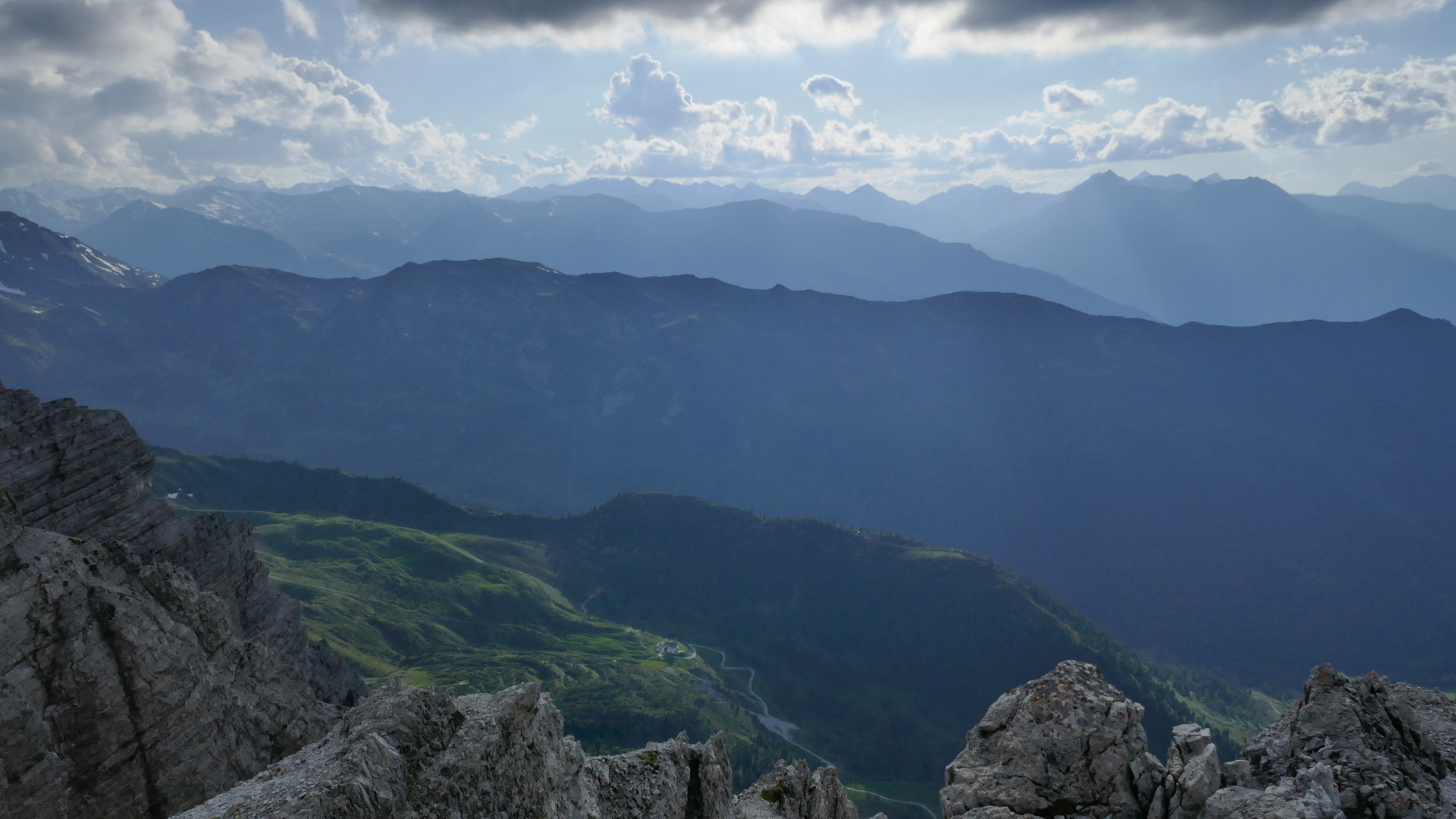 Im Westen das Sellrain, unten die Adolf-Pichler-Hütte