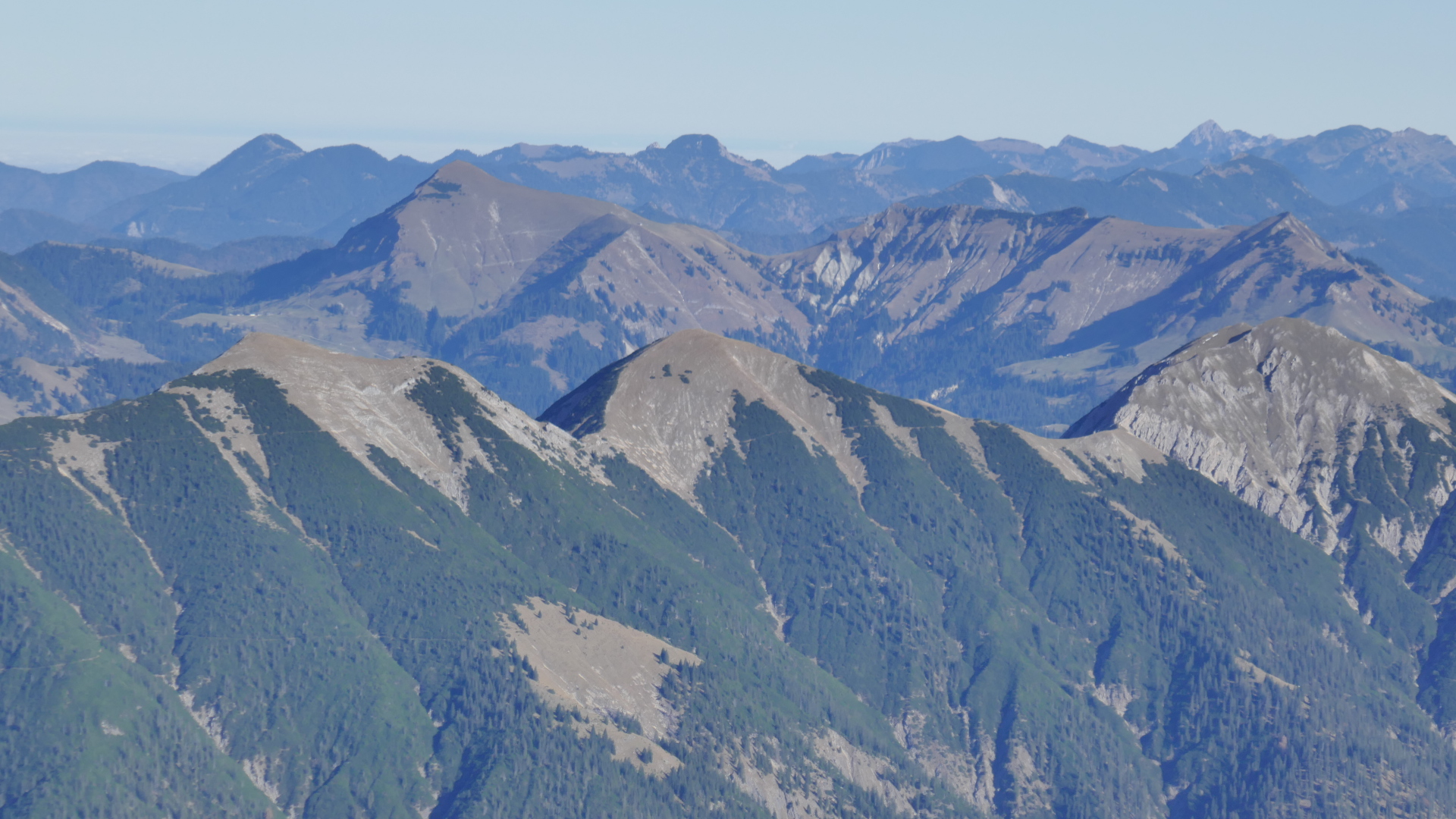 Vorkarwendel Zoom mit Fleischbank, dahinter Juifen und ganz hinten die Bayrischen Voralpen