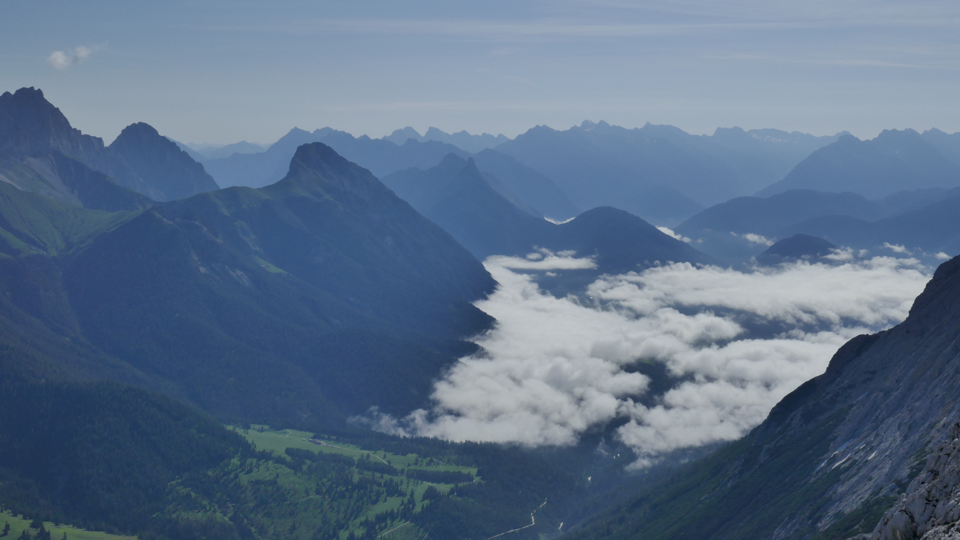 Gaistal mit Gehrenspitze, im Hintergrund das Karwendel