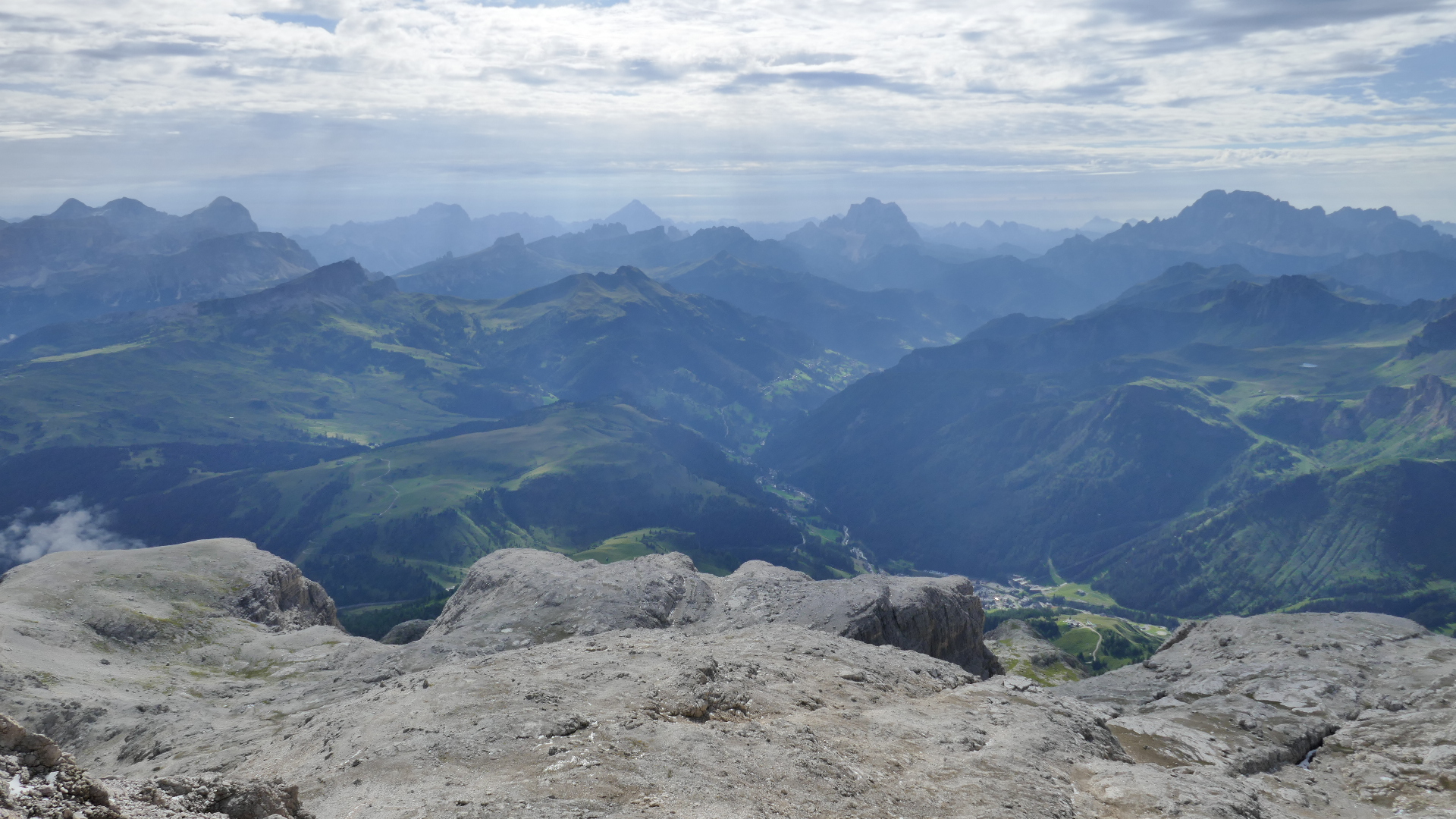 Im Osten zahlreiche große Dolomitengipfel: Tofane, Sorapis, Antelao, Pelmo und Civetta