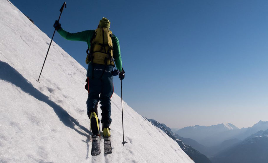 Kaiserwetter beim steilen Anstieg zur Hohen Munde, mit Blick auf Wetterstein und Karwendel