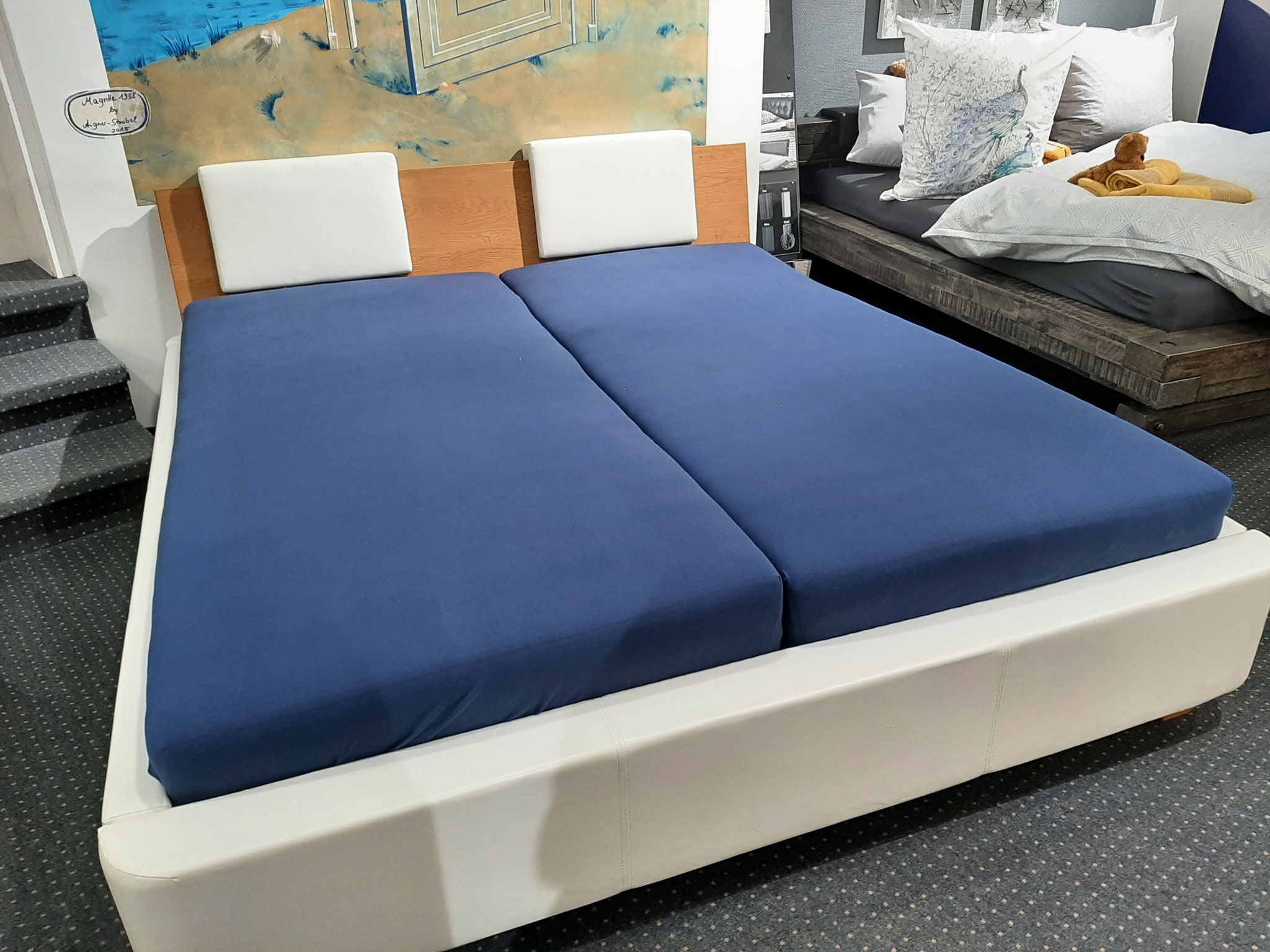 Bettgestell mit Kopfteil, Hasena, Lederimitat weiß; 180 x 200 cm; Ausstellungsstück ohne Matratzen und Unterfederung; statt 1399,- € nur noch 500,- €