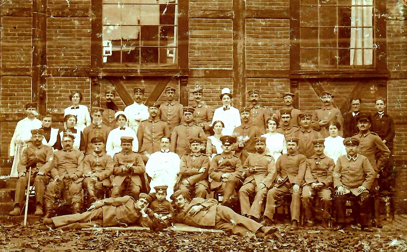 © S.Jordan / Vorderseite einer Postkarte vom 21.11.1914 - Vereinslazarett Schotten / Bruder von Otto: August Schneider, mittlere Reihe, rechts außen