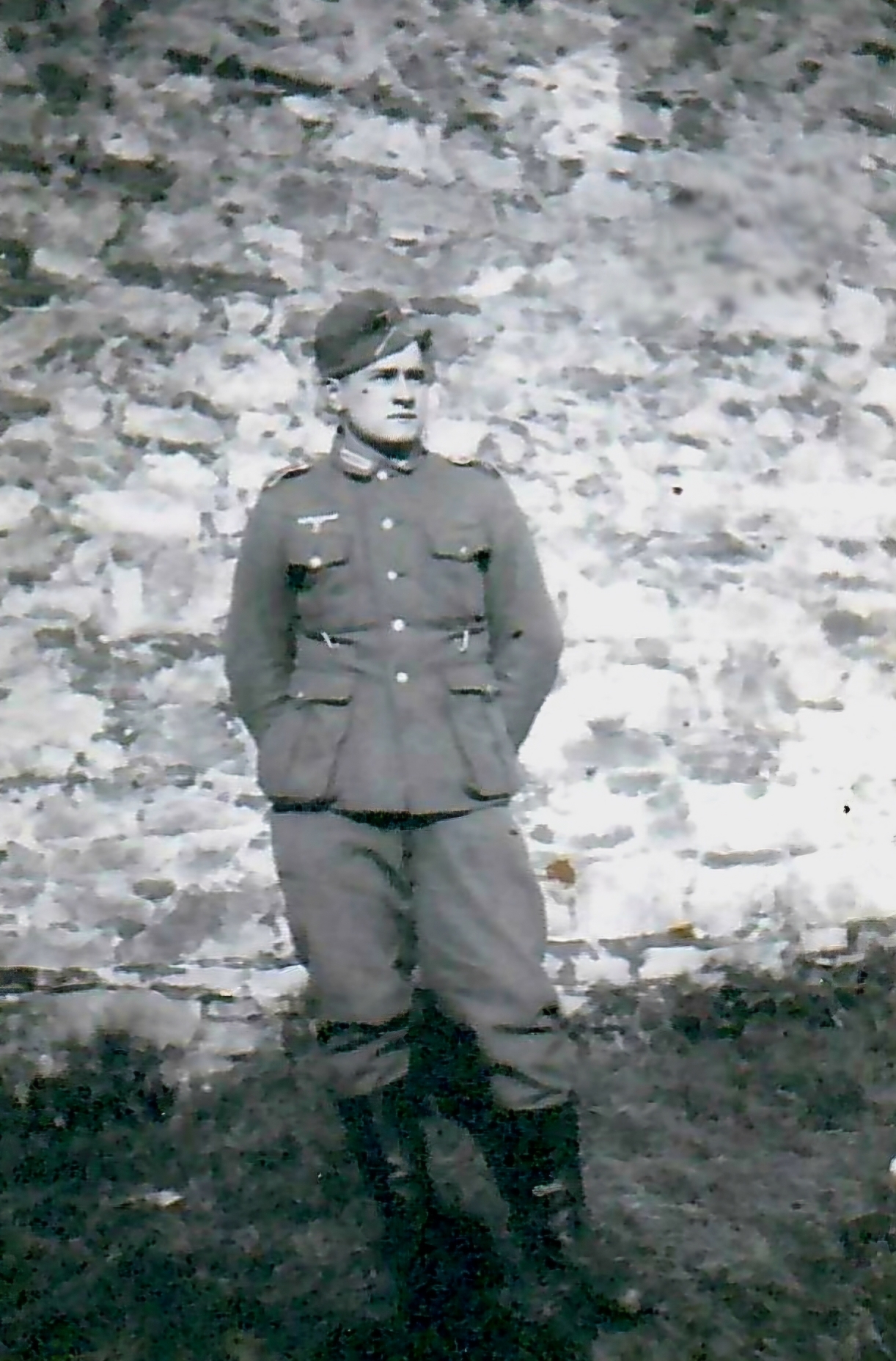 © S.Jordan / unbekannter Soldat vor der Stornfelser Kirchenmauer