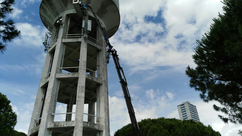 Piattaforma aerea Rimini gru presso acquedotto Cesenatico