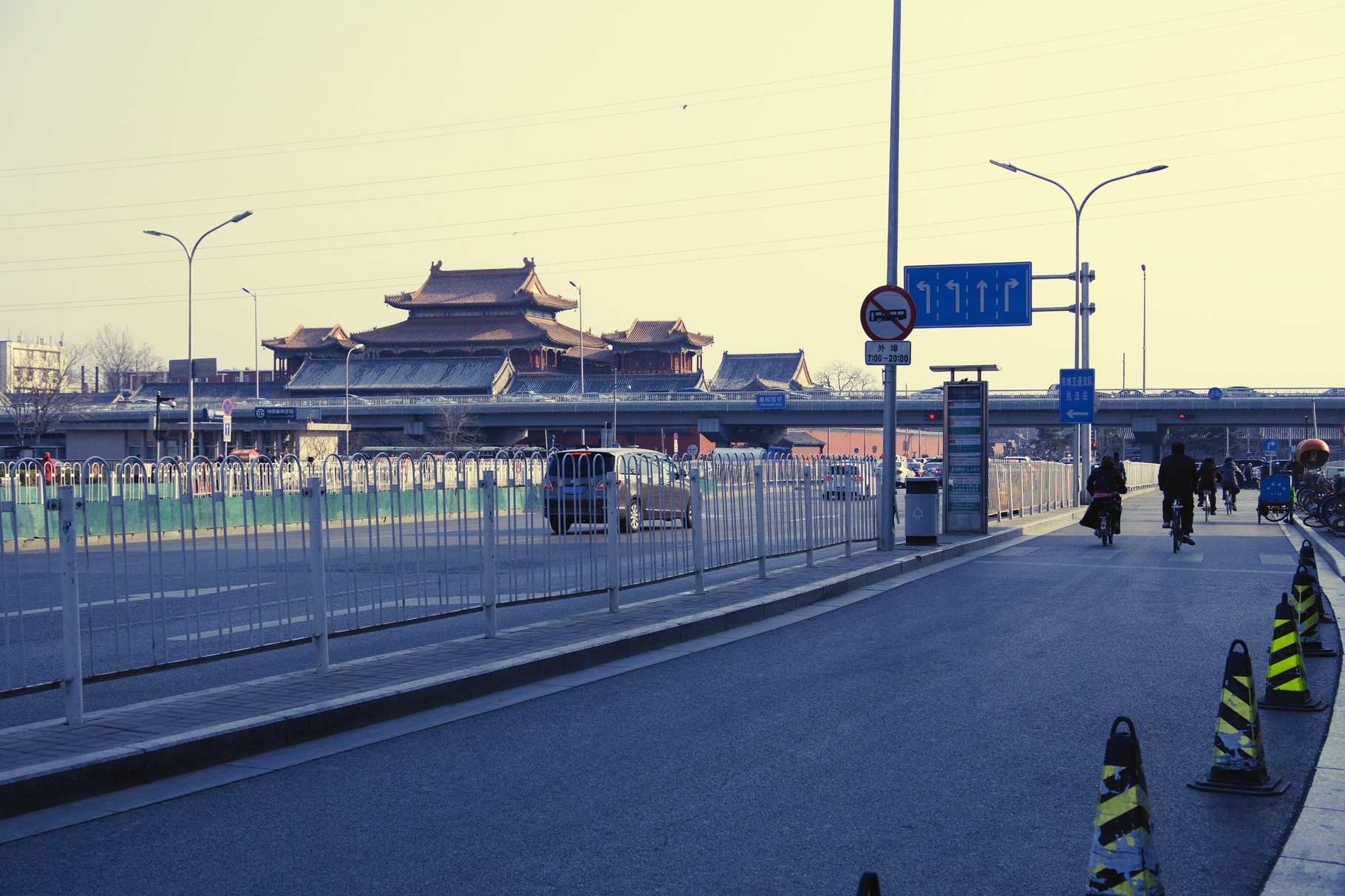 第二環状道路の立体交差の向こうの万仏閣