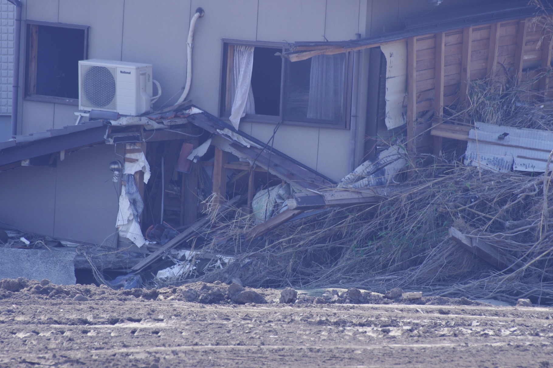 ２階部分だけヘーベルハウスに止められた家屋