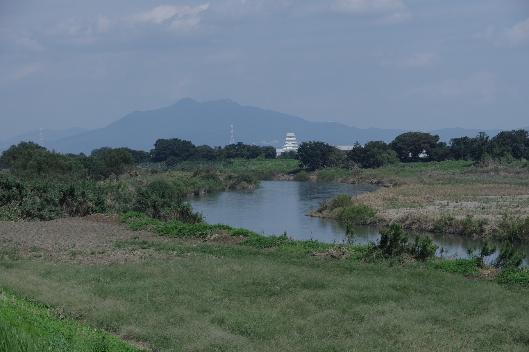 左岸の北東方向　筑波山と地域交流センター