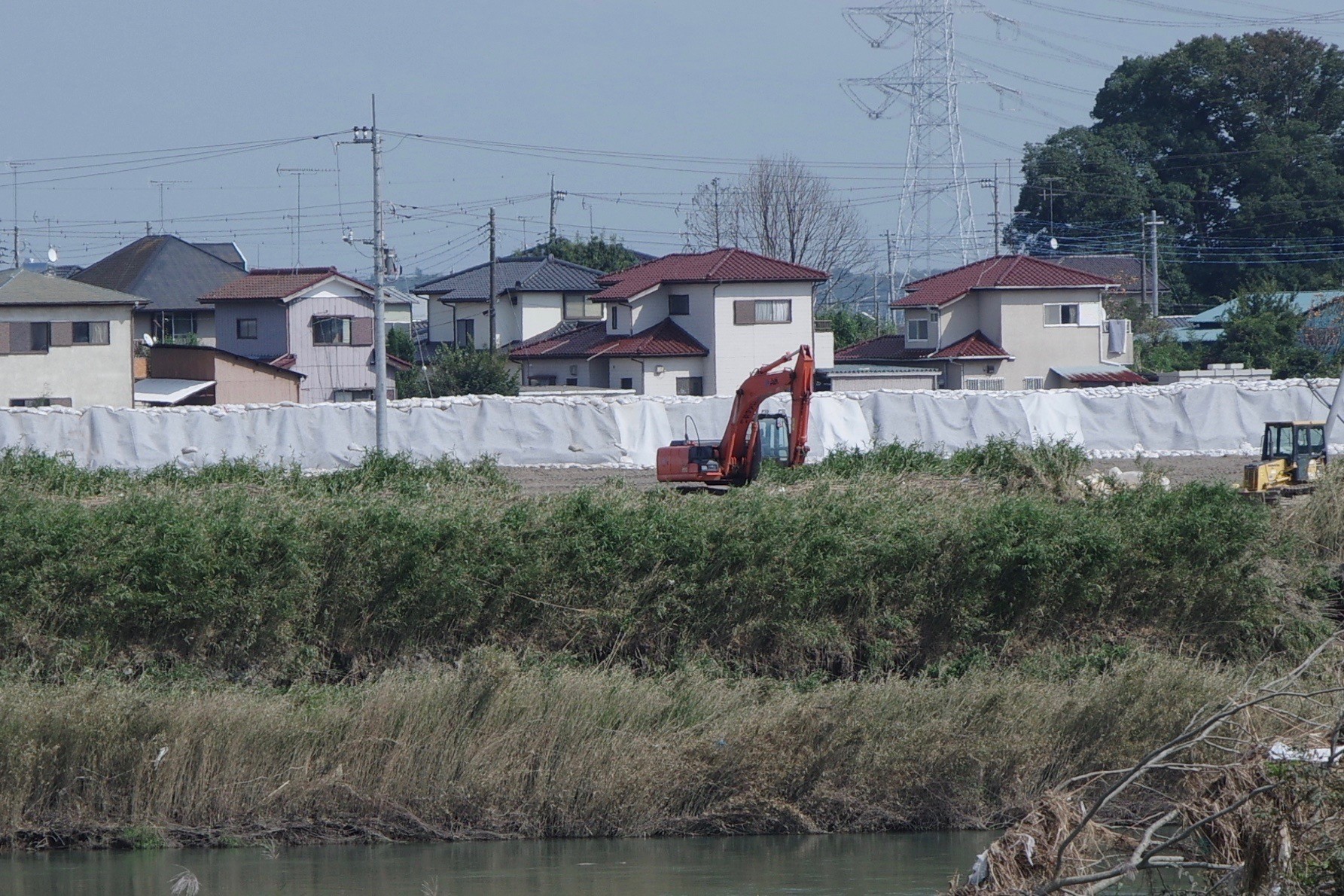 土嚢を積み上げカバーをかぶせたのか？