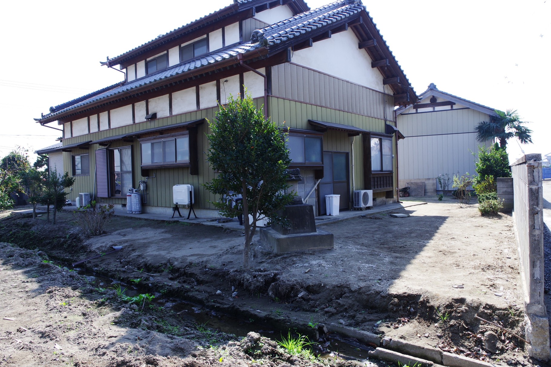 ここからは県道と堤防の間