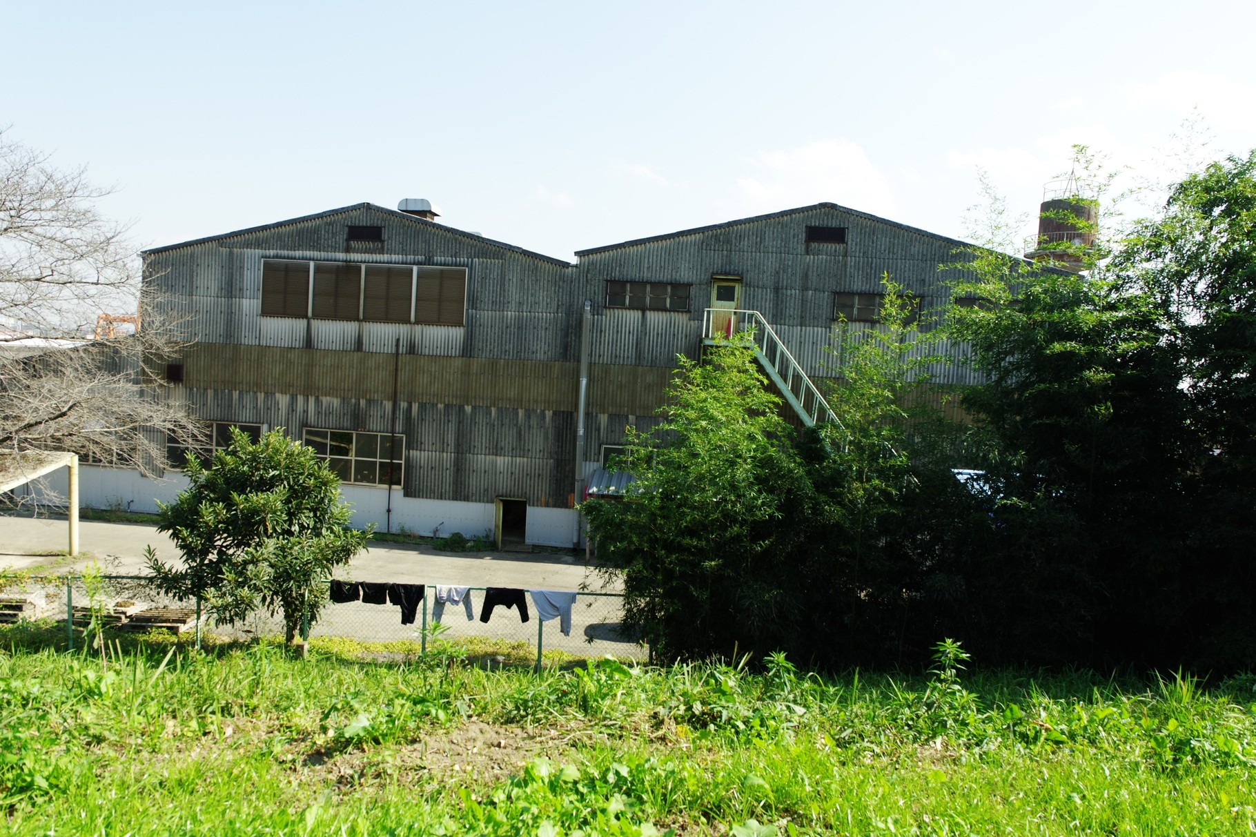 新石下飛び地の南端　給水塔のある工場