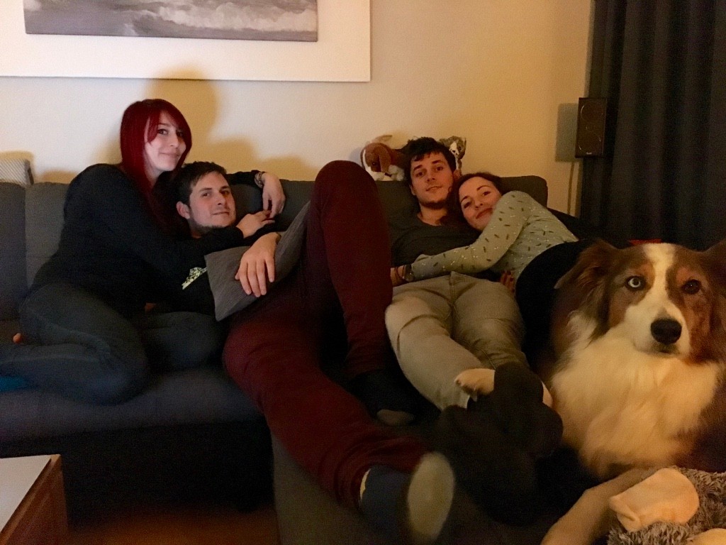 Amy, Sascha, Tim und Mel mit mir auf dem Sofa :-D