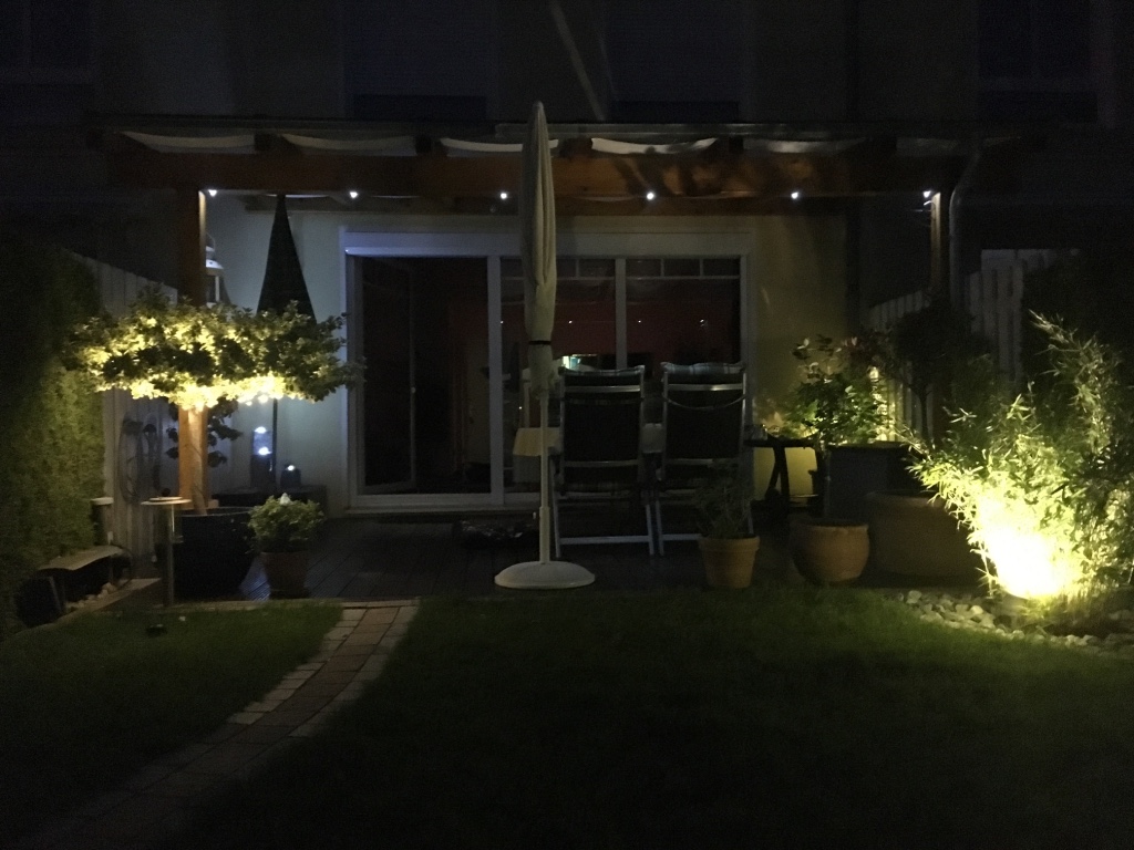 Unser Garten in der Dunkelheit