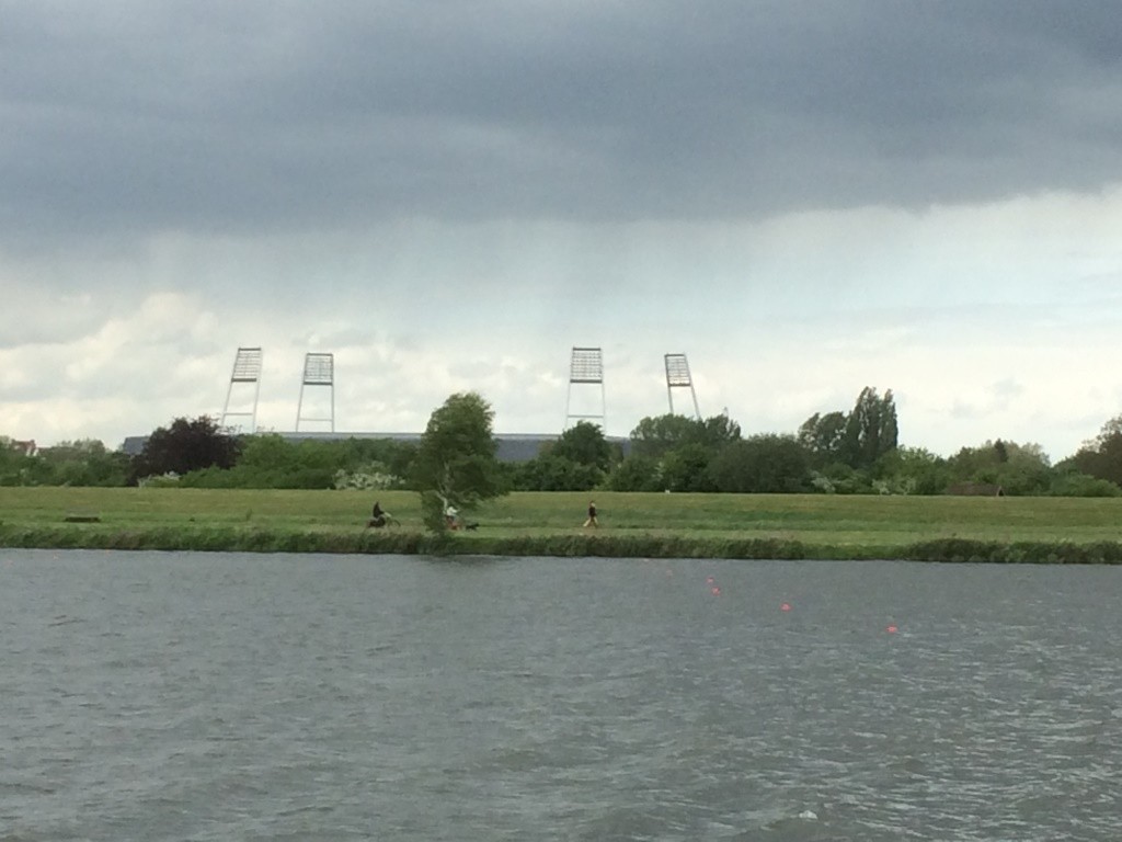 Auf der anderen Weserseite regnet es schon.