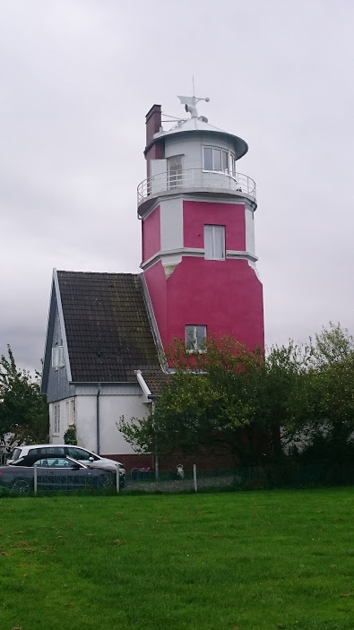 Kurz vor Brokdorf. Hier wohnt man in Leuchttürmen.