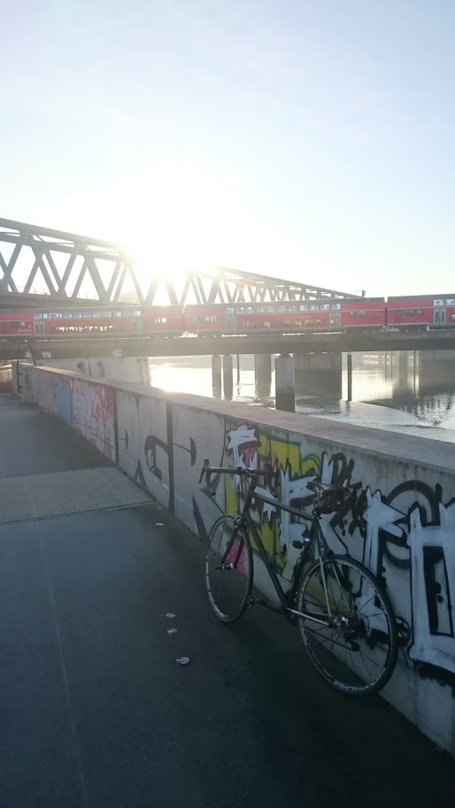Oberhafen-Connection im Gegenlicht.